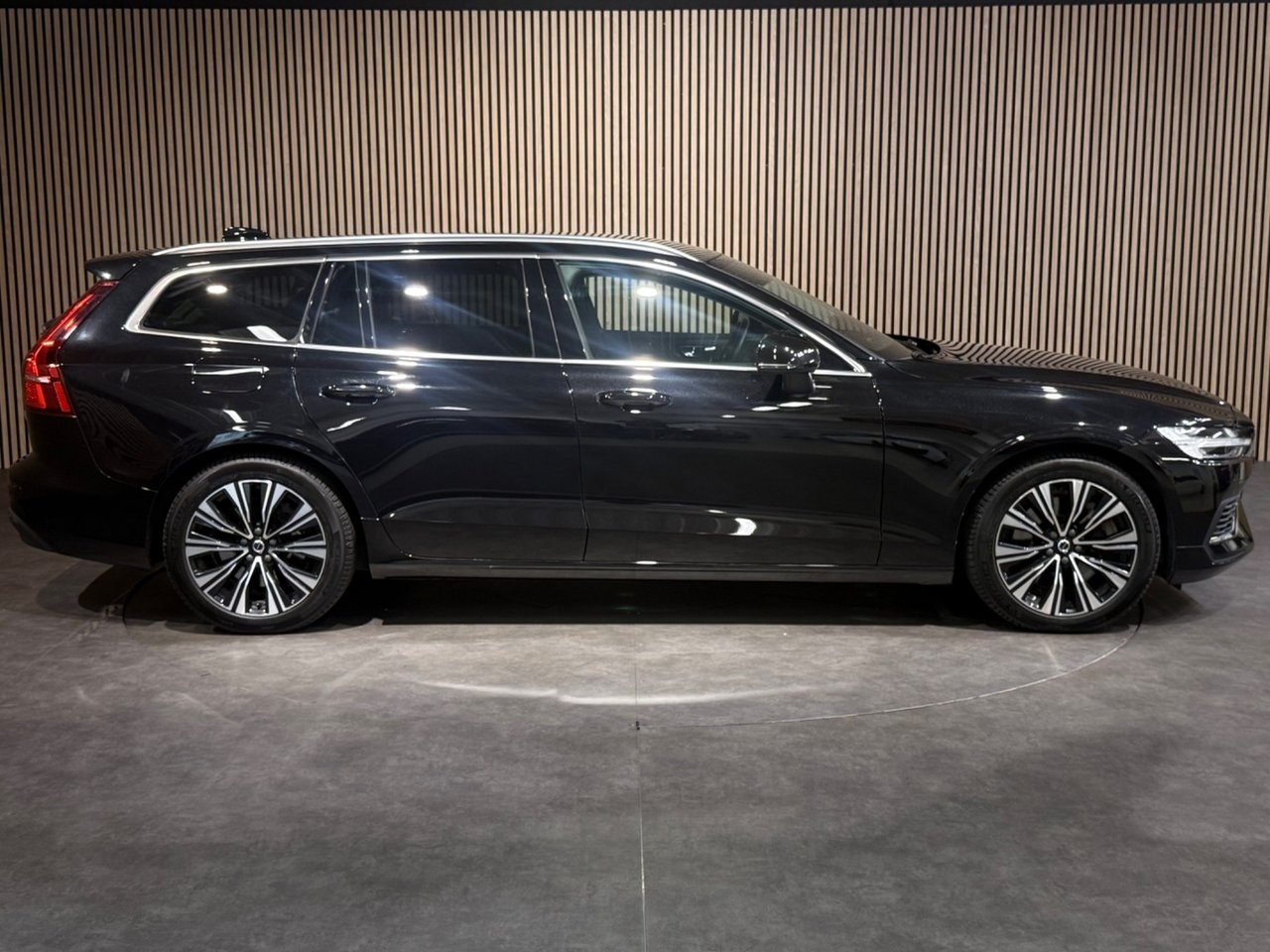 Volvo V60 Recharge T6 AWD 2023, photo 3/10