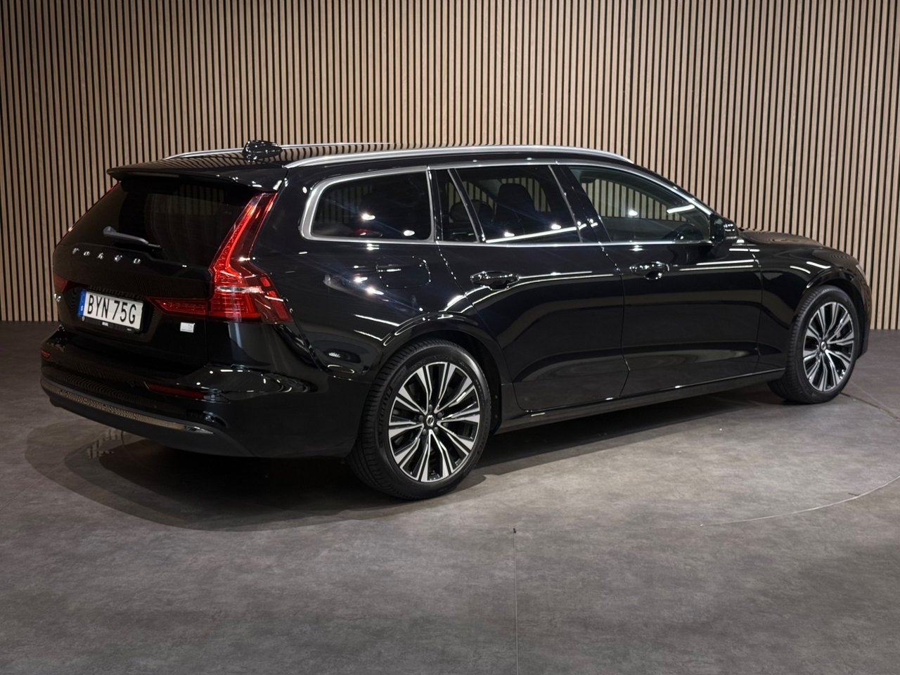 Volvo V60 Recharge T6 AWD 2023, photo 4/10