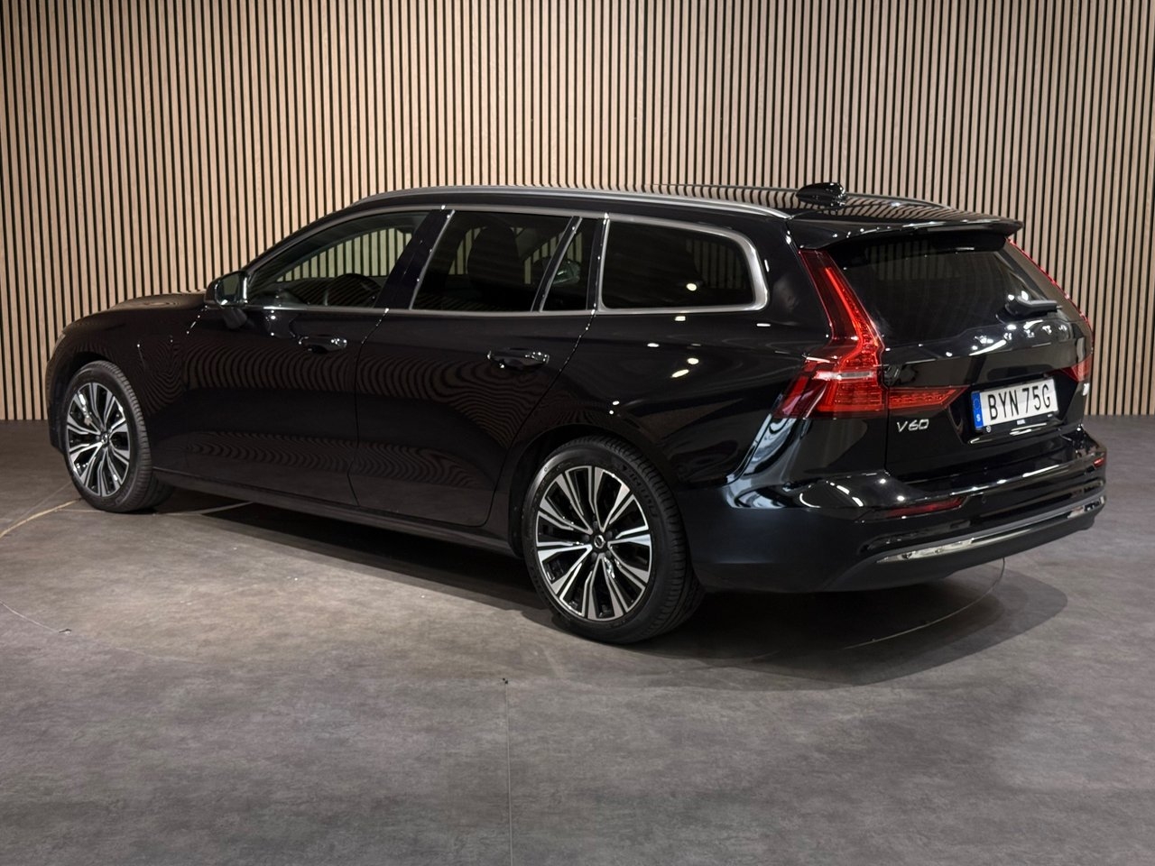 Volvo V60 Recharge T6 AWD 2023, photo 6/10