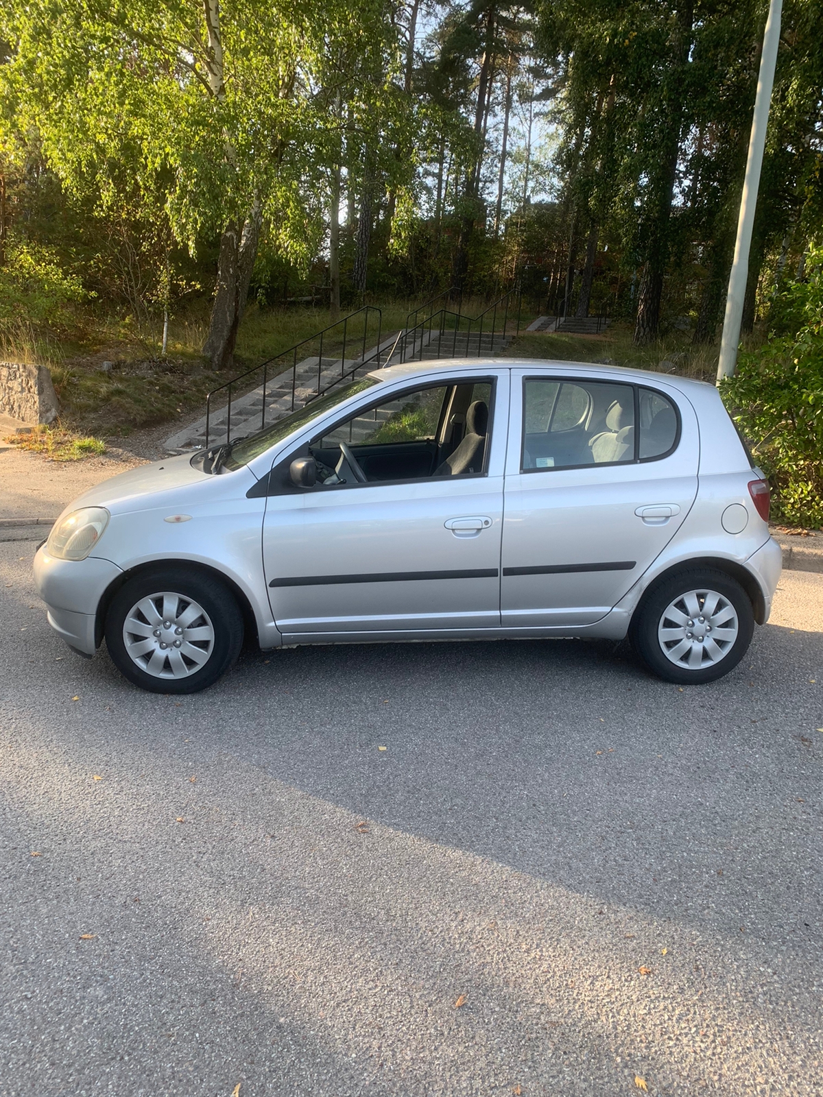 Toyota Yaris 5-dörrar 1.0 VVT-i Manuell 2001, bild 2/10