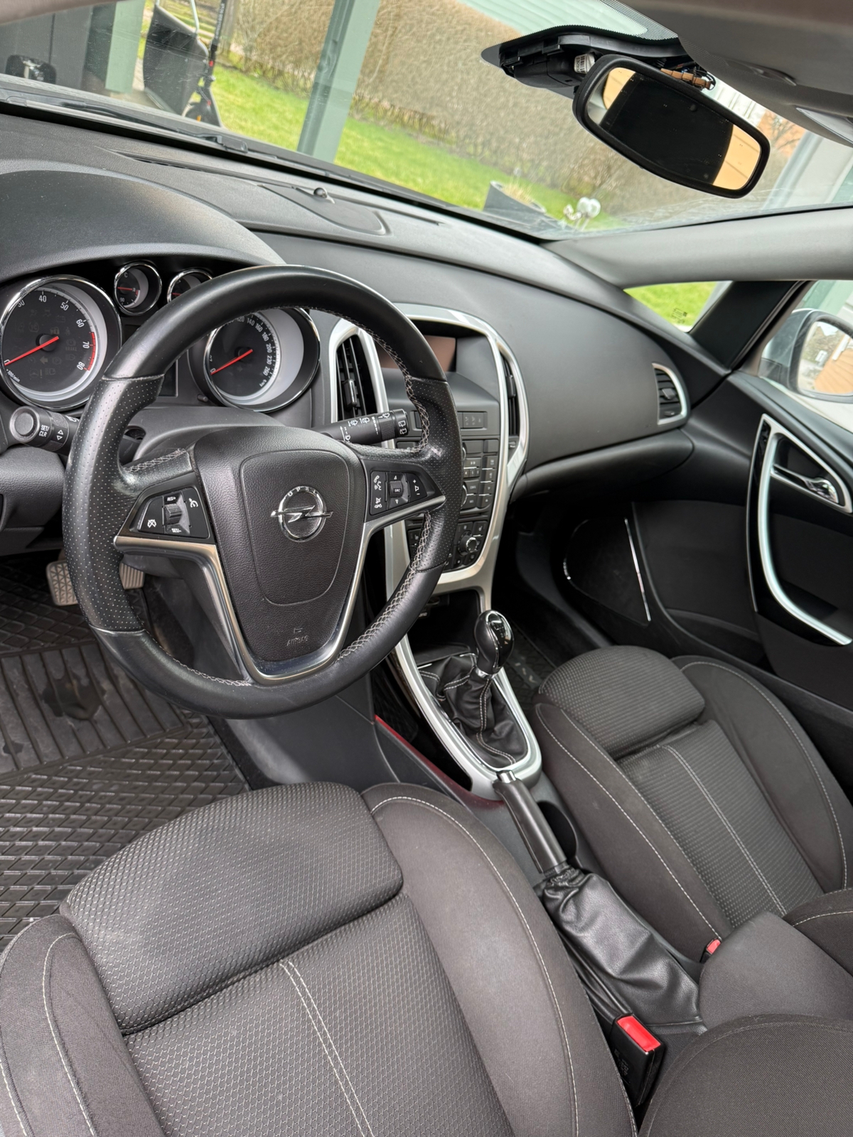 Opel Astra 2012, photo 2/9
