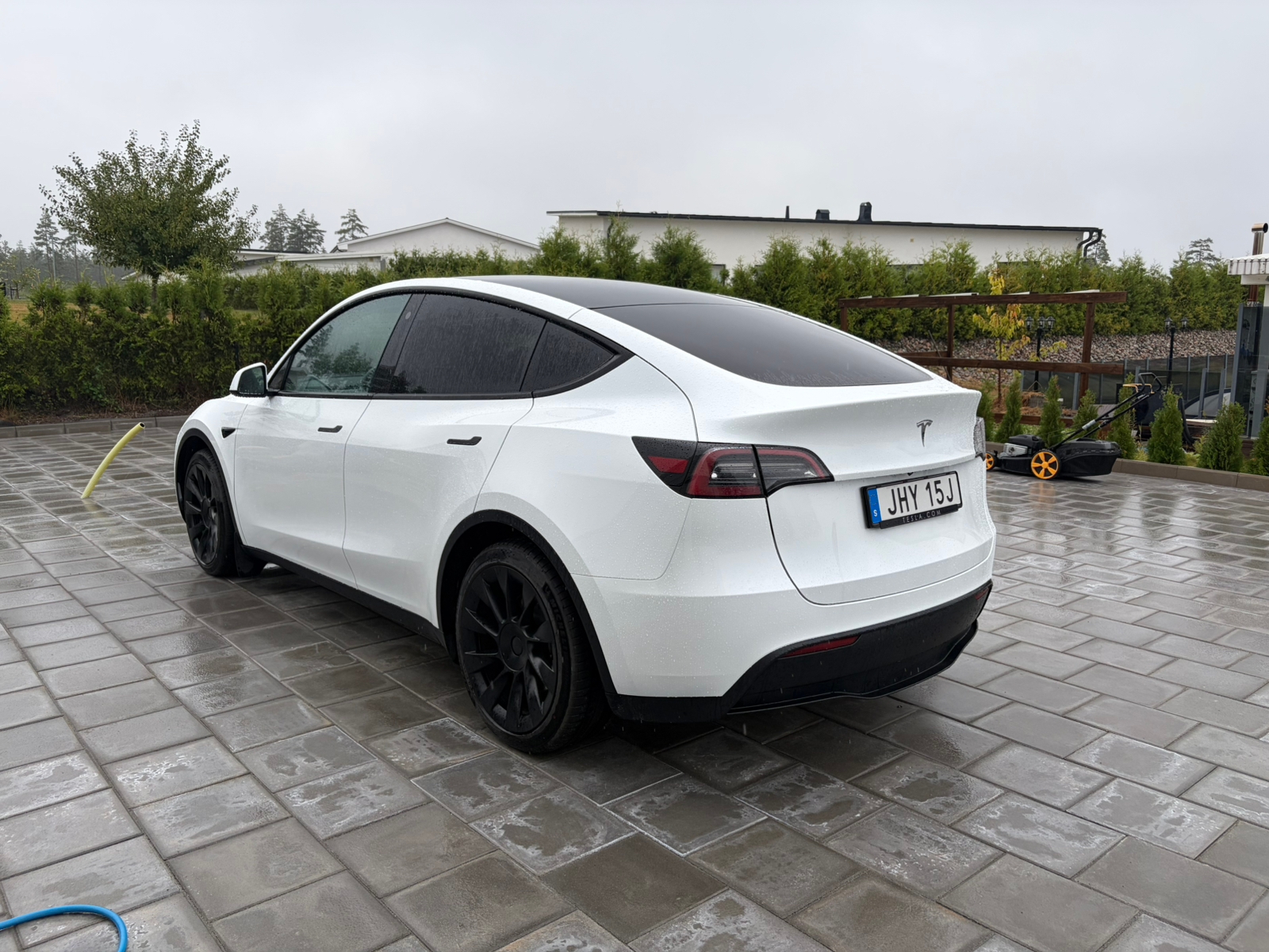 Tesla Model Y Standard Range RWD 2023, bild 2/8