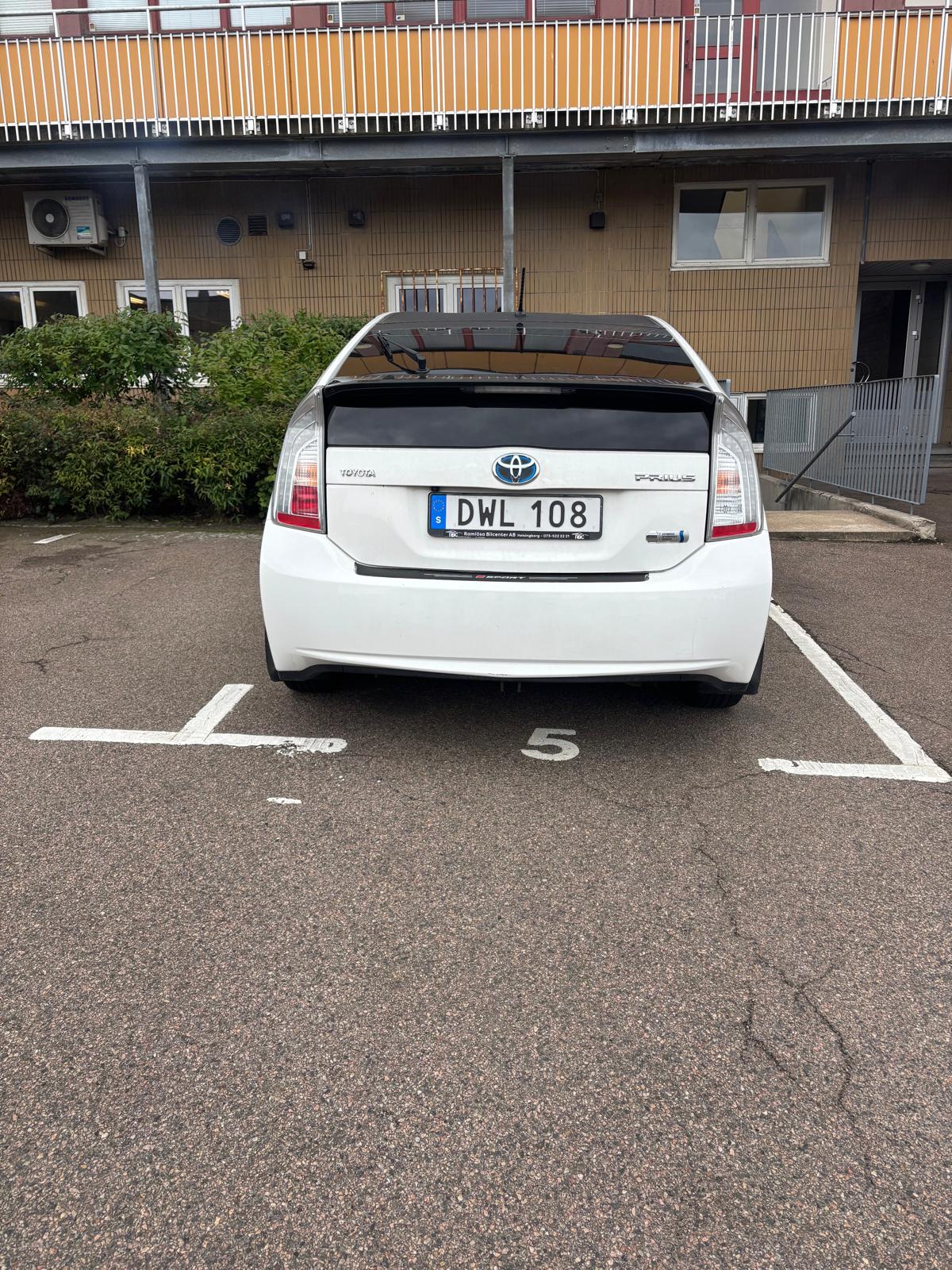Toyota Prius Plug-in Hybrid 2015, bild 3/4