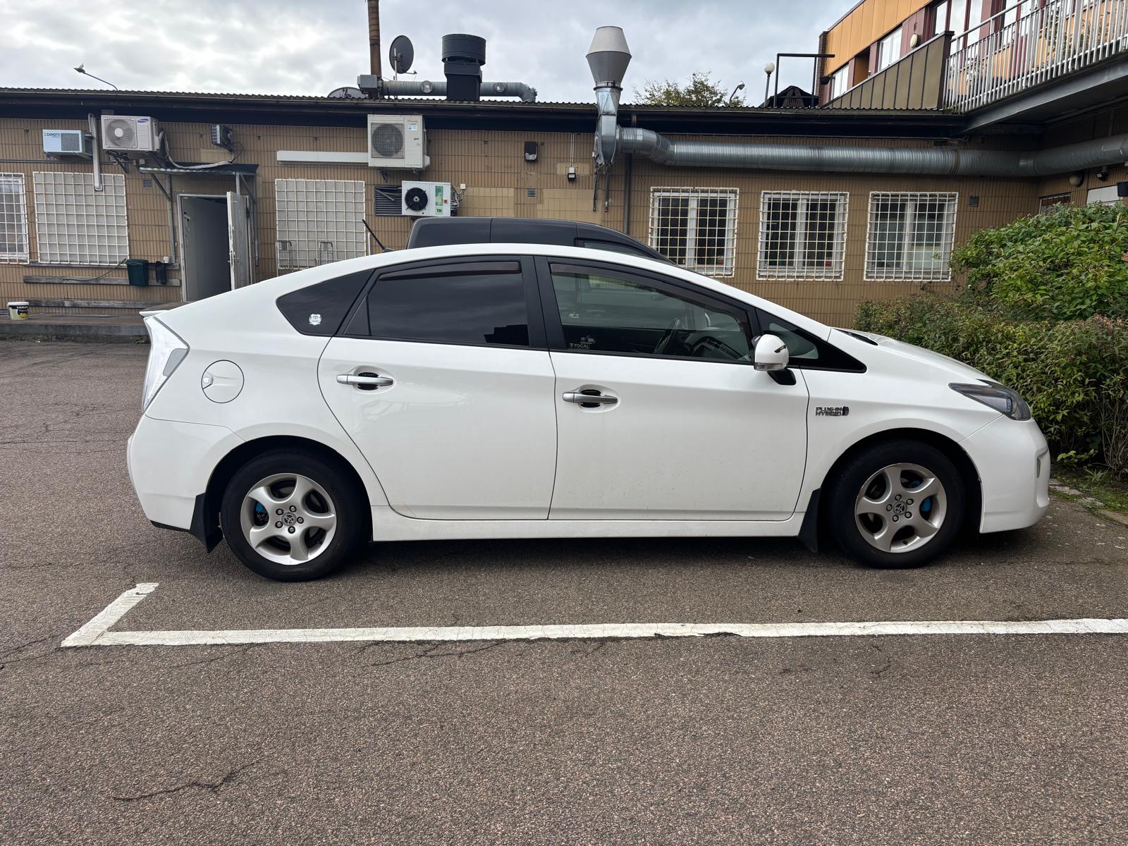 Toyota Prius Plug-in Hybrid 2015, bild 2/4