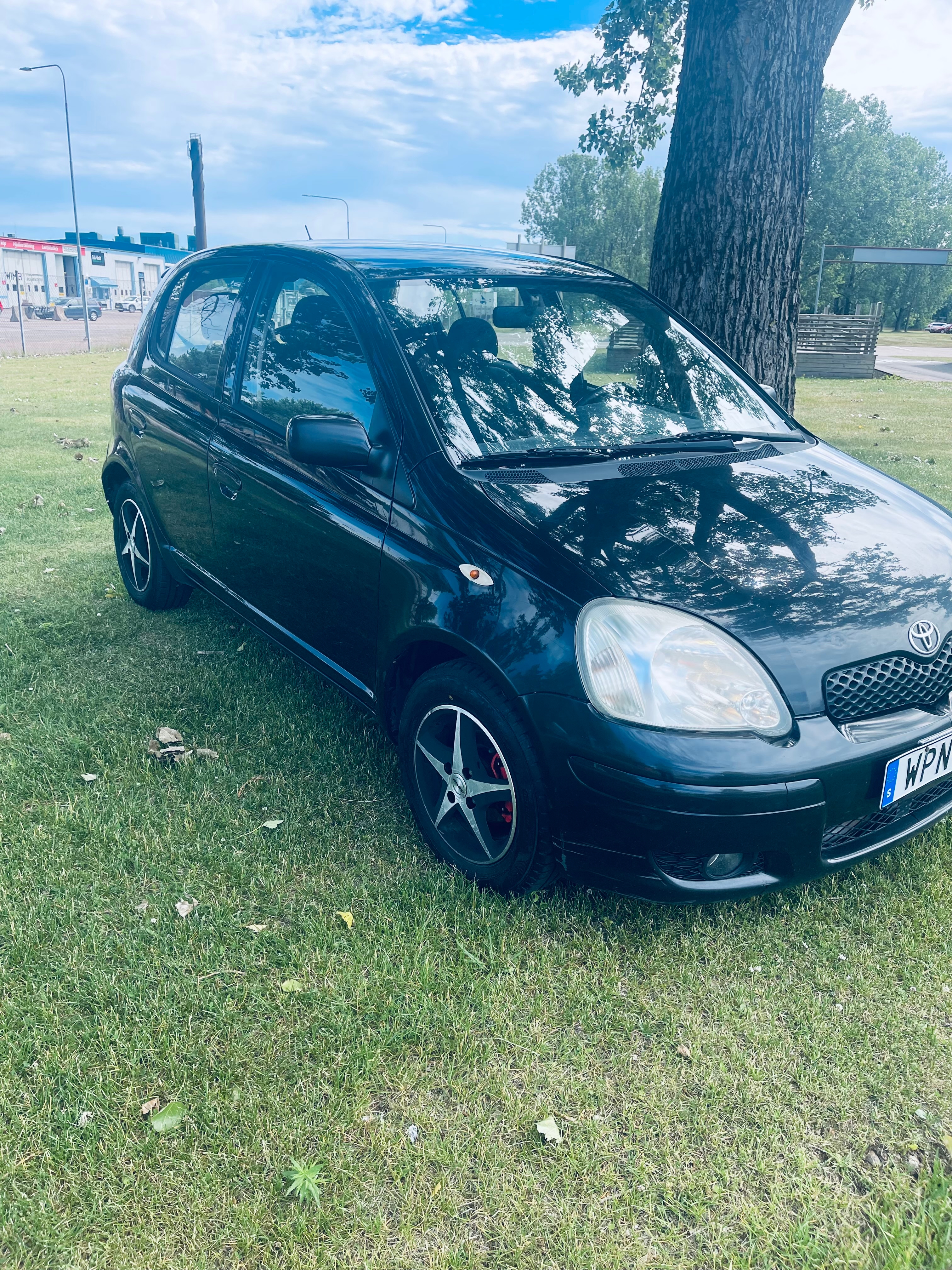 Toyota Yaris 5-dörrar 1.3 VVT-i Manuell 2005, bild 3/4