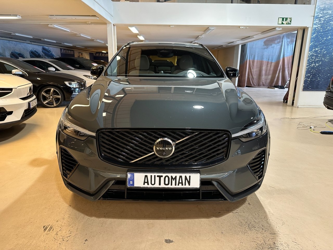 Volvo XC60 Recharge T6 AWD Plus Dark B&W 2026, bild 2/10