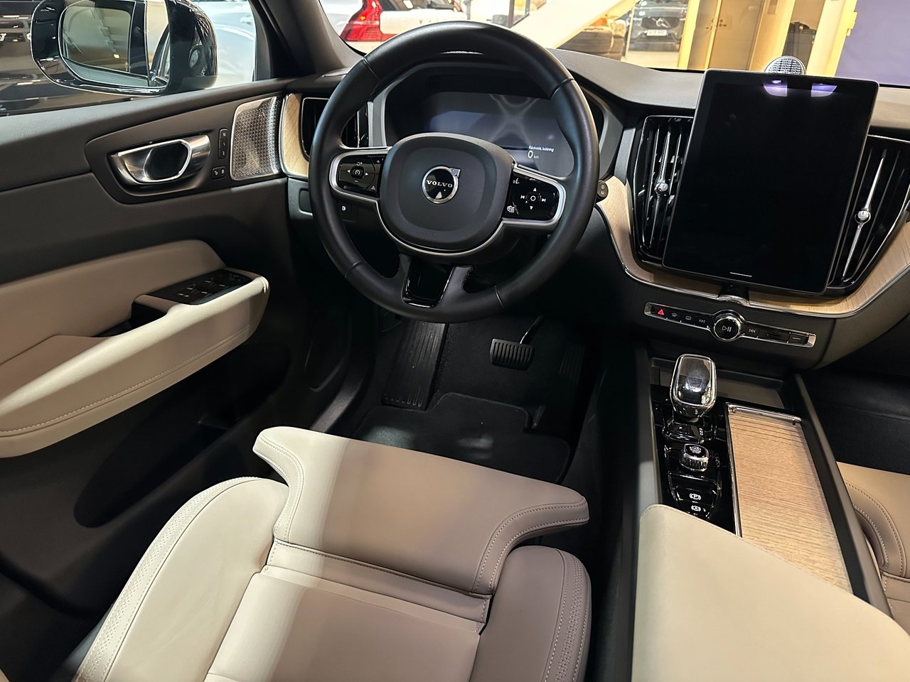 Volvo XC60 Recharge T6 AWD Plus Dark B&W 2026, bild 4/10