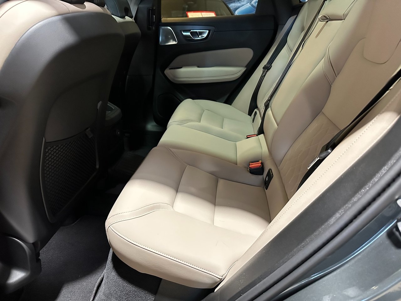 Volvo XC60 Recharge T6 AWD Plus Dark B&W 2026, bild 3/10
