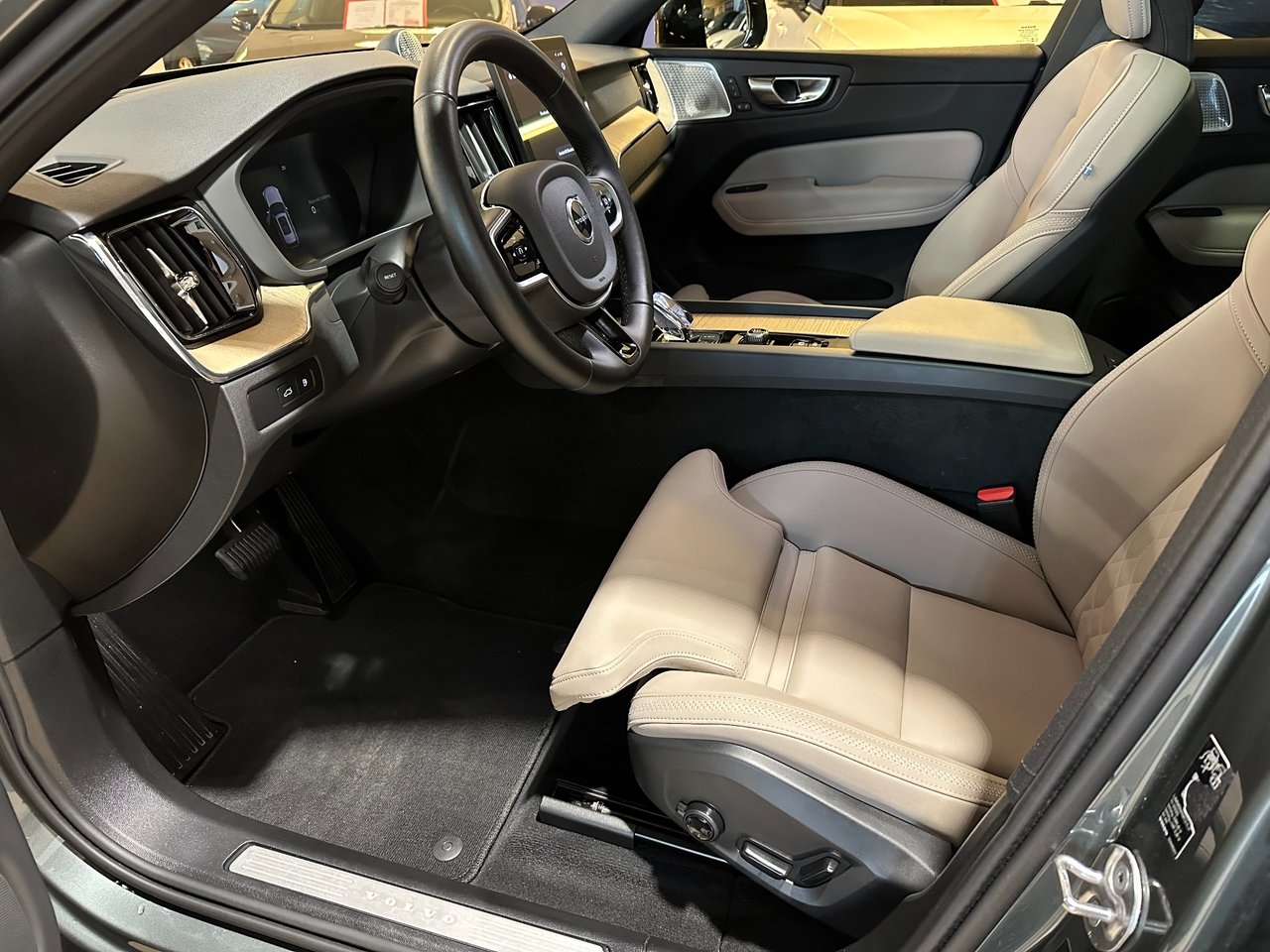 Volvo XC60 Recharge T6 AWD Plus Dark B&W 2026, bild 5/10