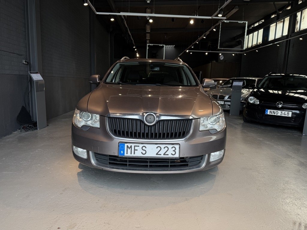 Skoda Superb 2012, photo 3/10