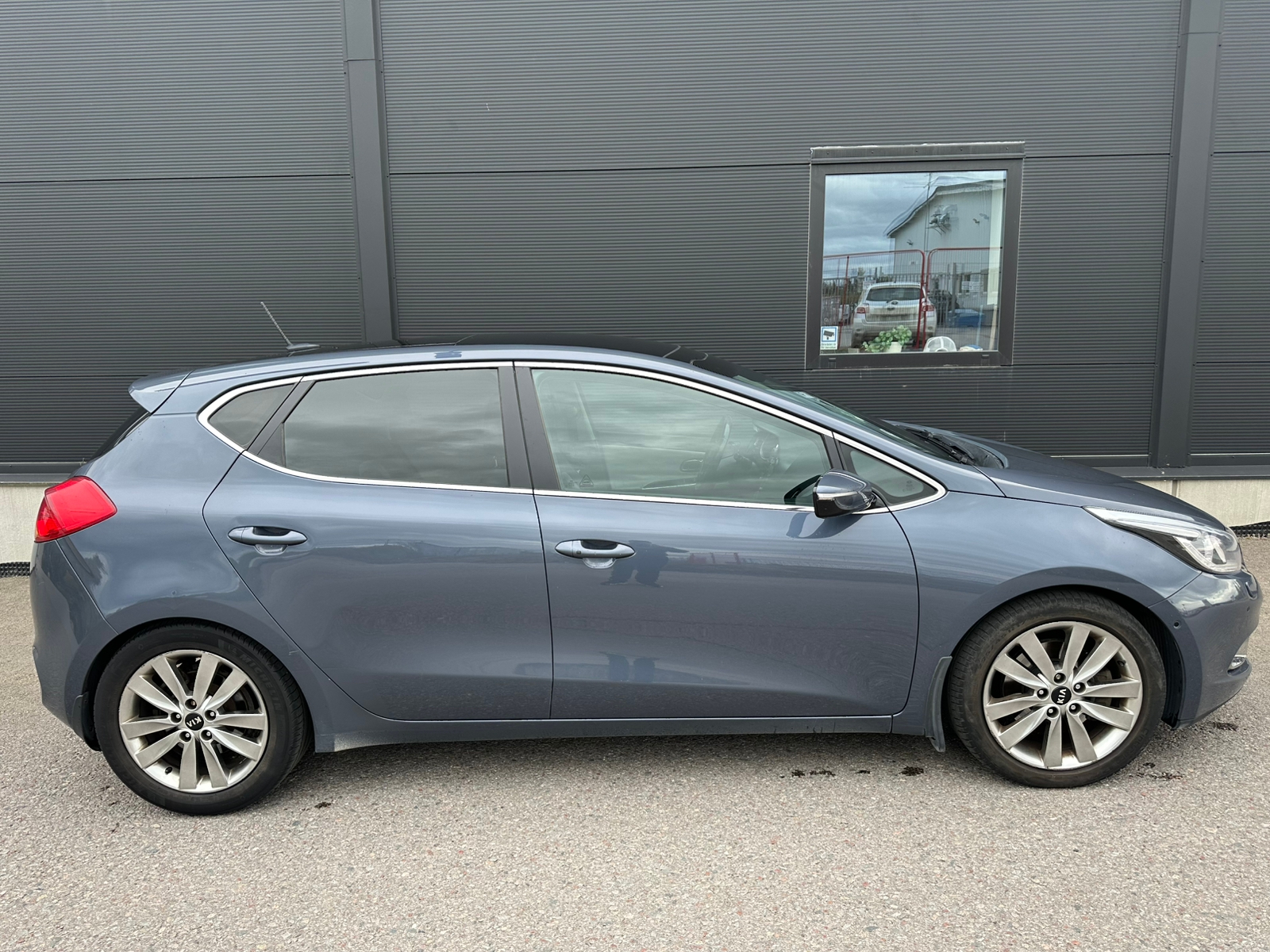 Kia Ceed 1.6 CRDi Manuell 2013, bild 2/10