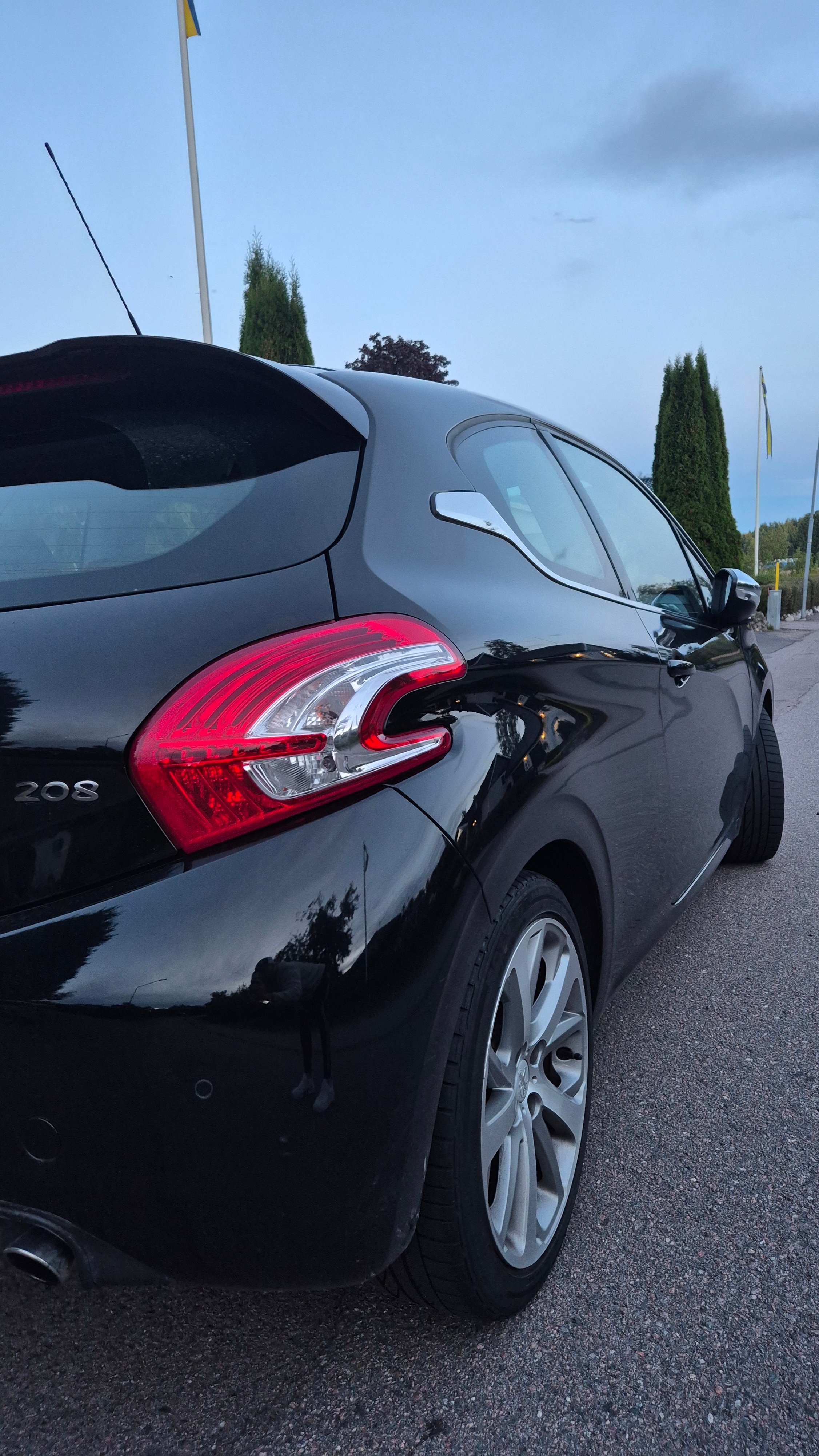 Peugeot 208 1.6 THP 155 Manuell 2012, bild 4/11