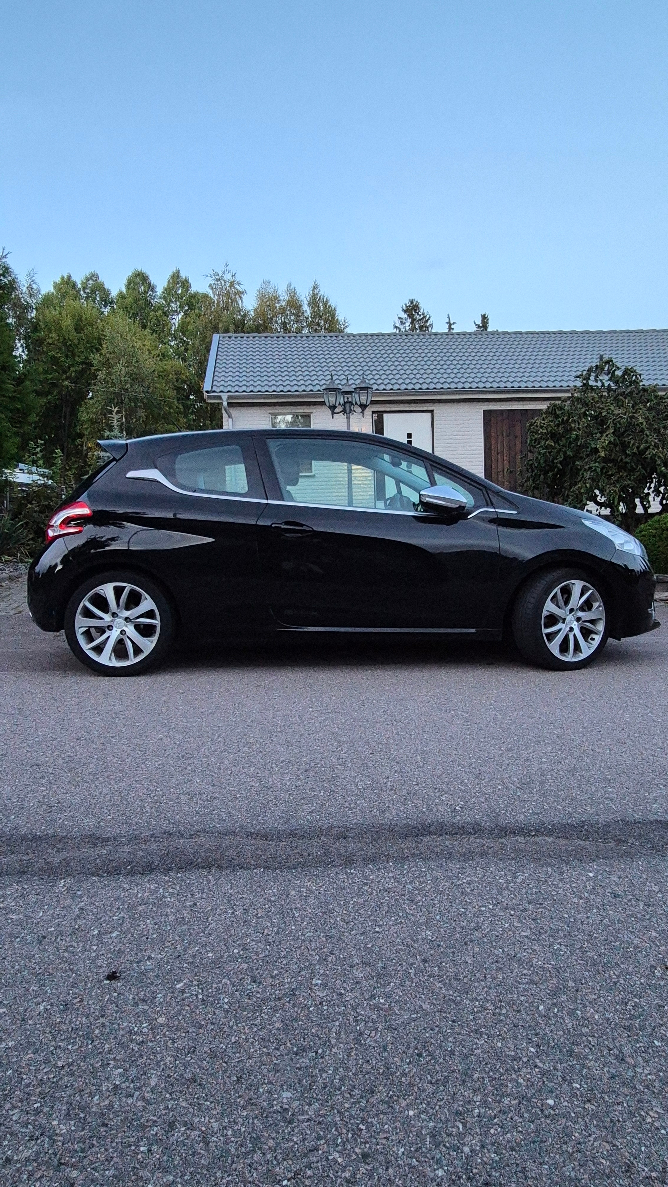 Peugeot 208 1.6 THP 155 Manuell 2012, bild 3/11