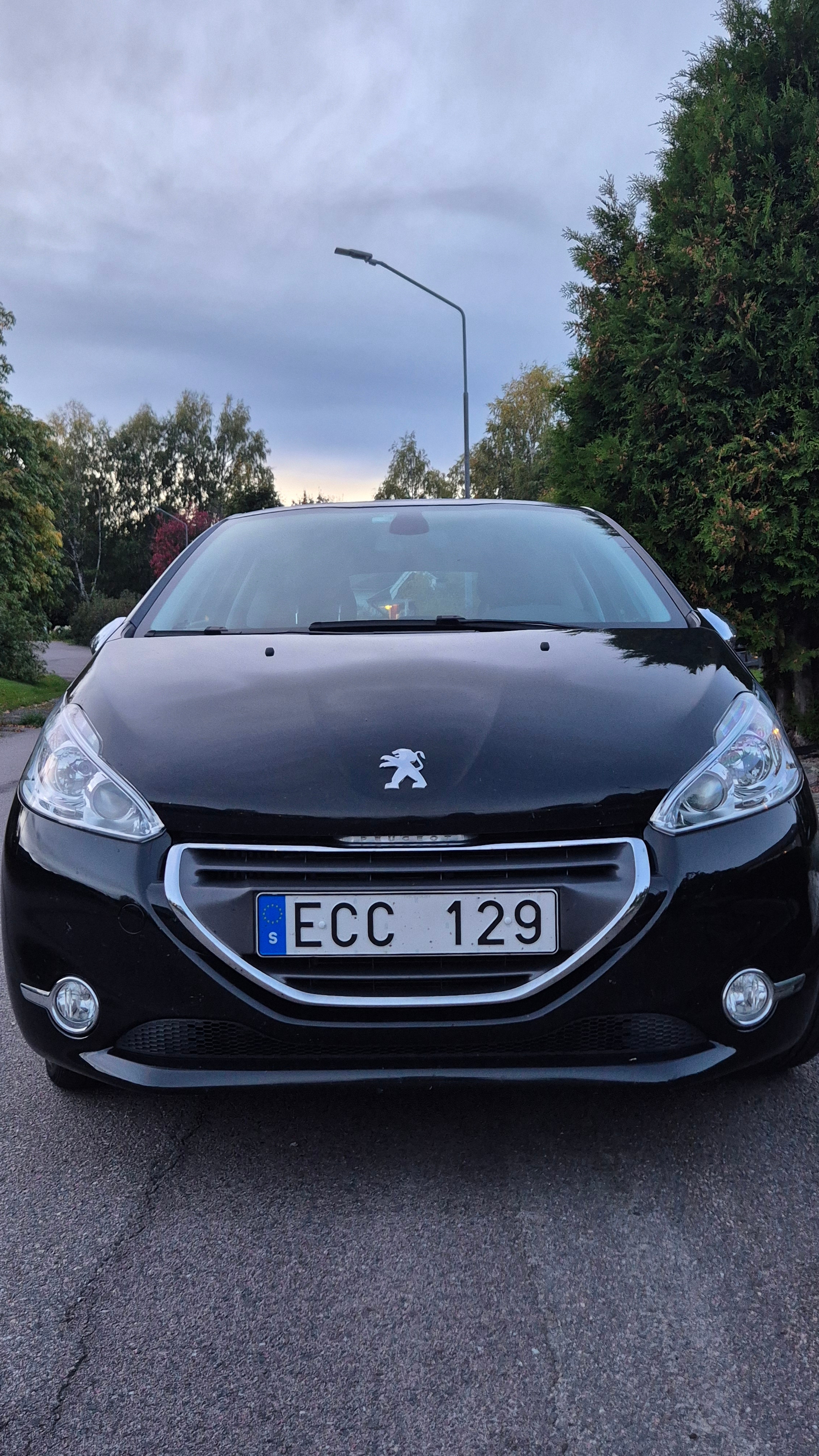 Peugeot 208 1.6 THP 155 Manuell 2012, bild 2/11
