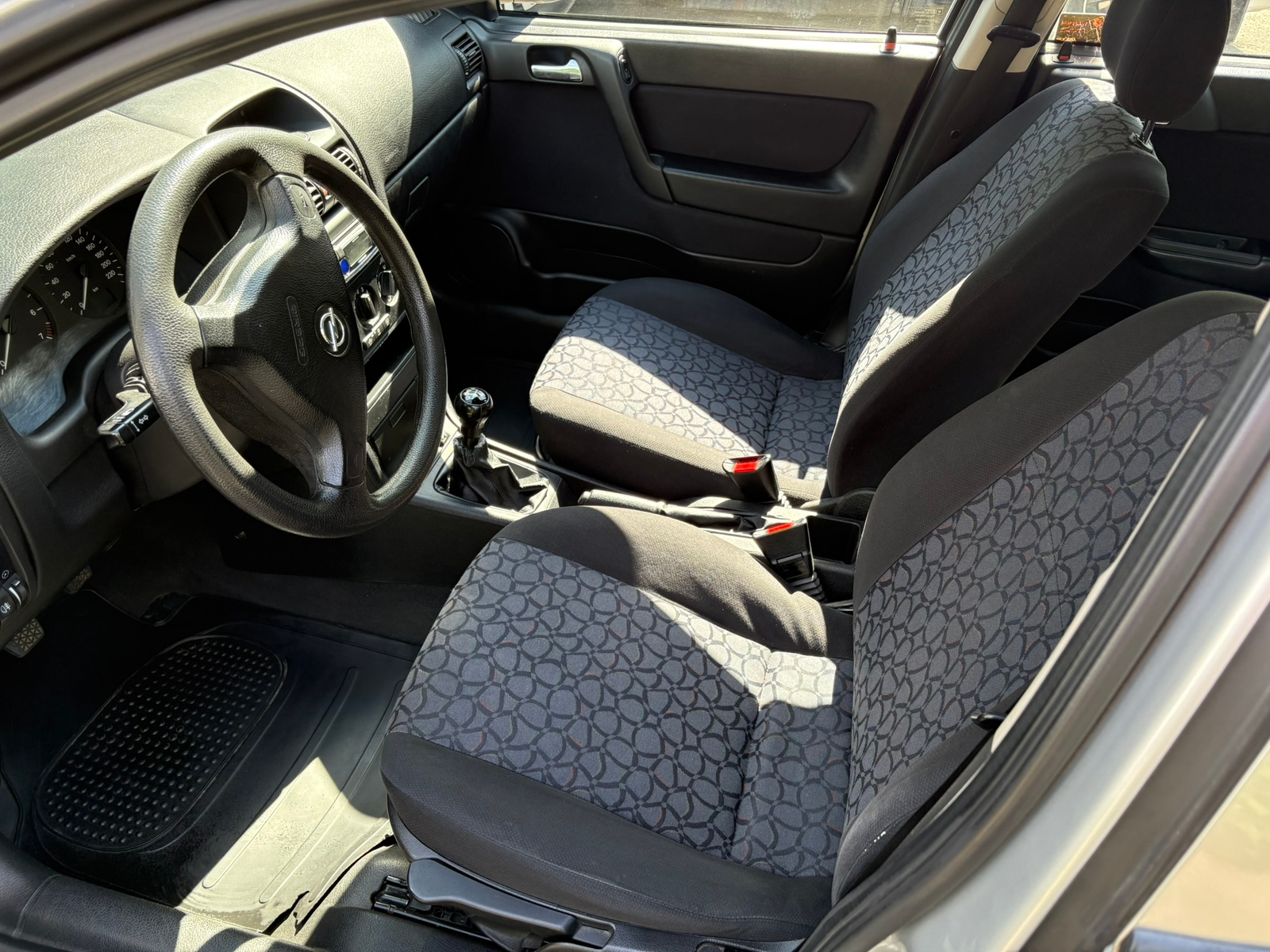 Opel Astra 5-dörrar 1.6i Manuell 1999, bild 2/5