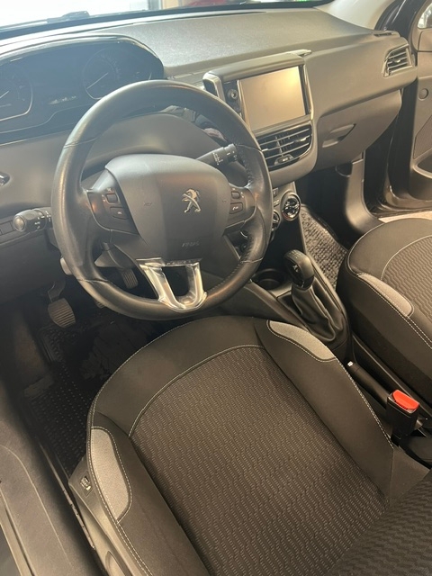 Peugeot 208 2015, photo 2/4