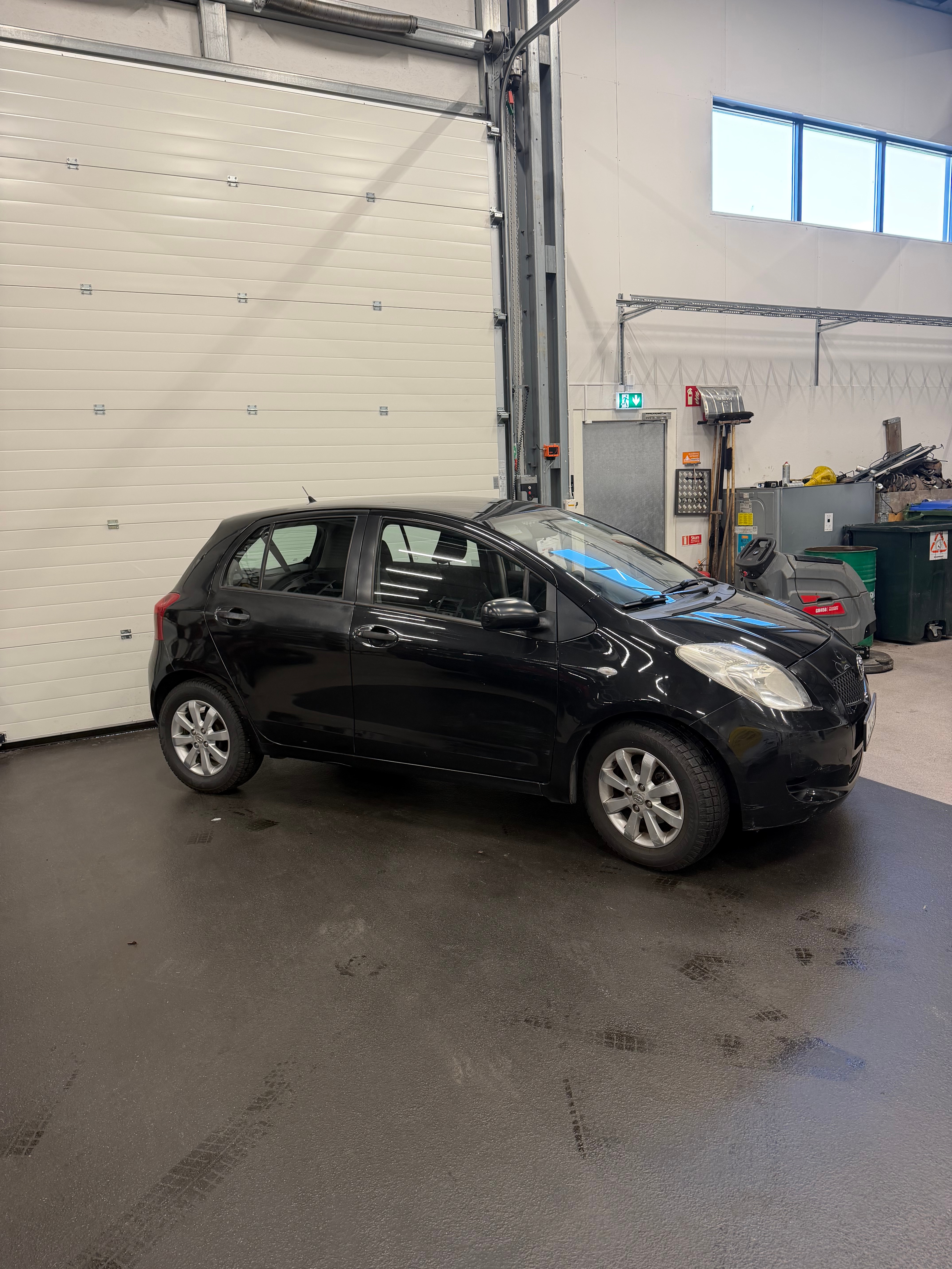 Toyota Yaris 5-dörrar 1.3 VVT-i Manuell 2009, kuva 2/4