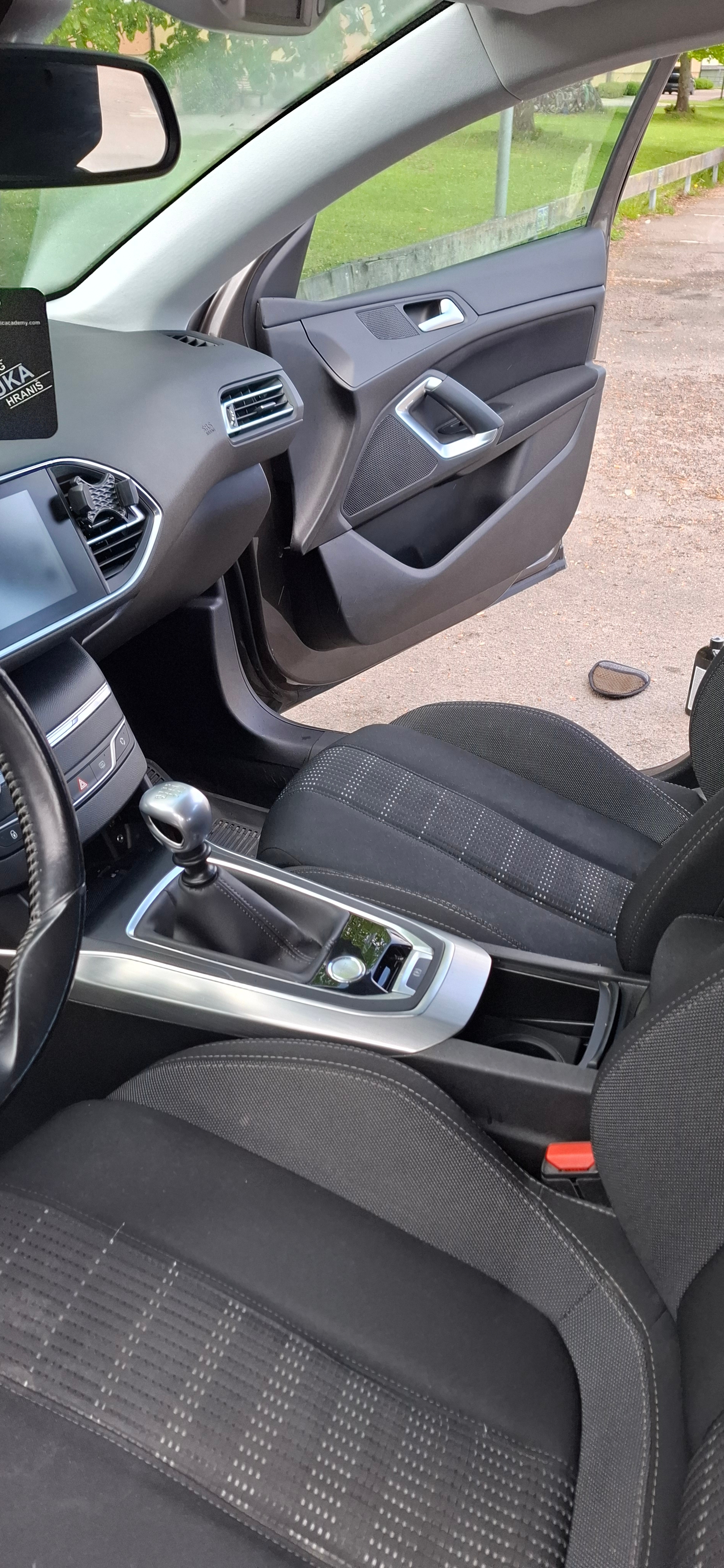 Peugeot 308 SW 1.2 PureTech 130 Manuell 2015, bild 5/10