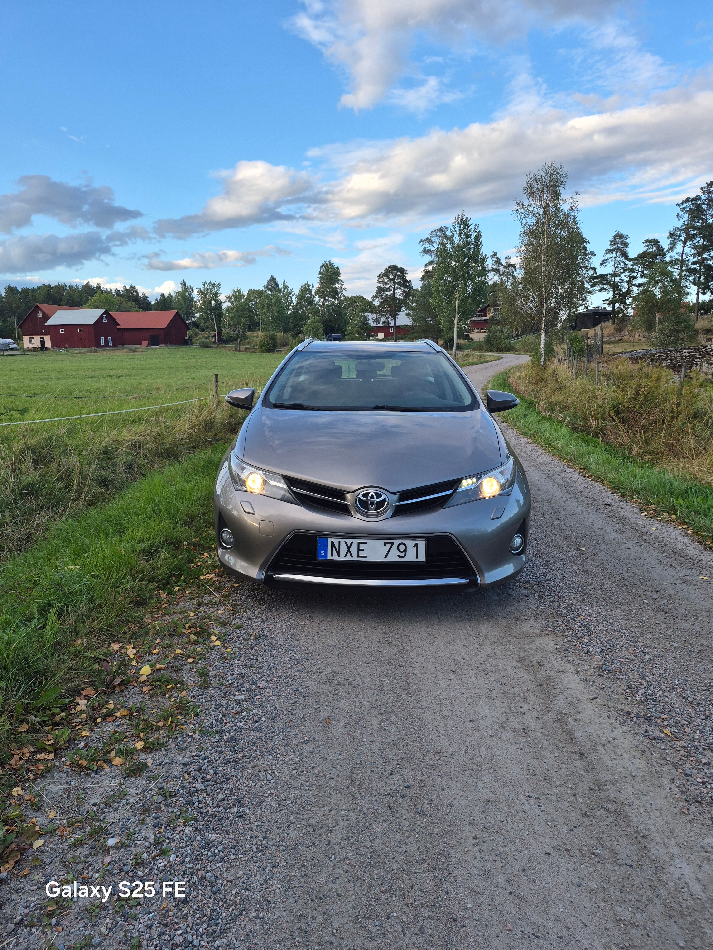 Toyota Auris 2013, photo 2/3