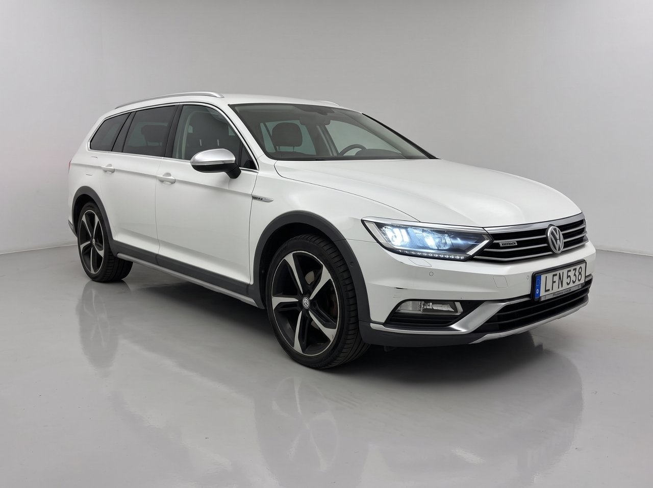 Volkswagen Passat 2016, photo 2/5