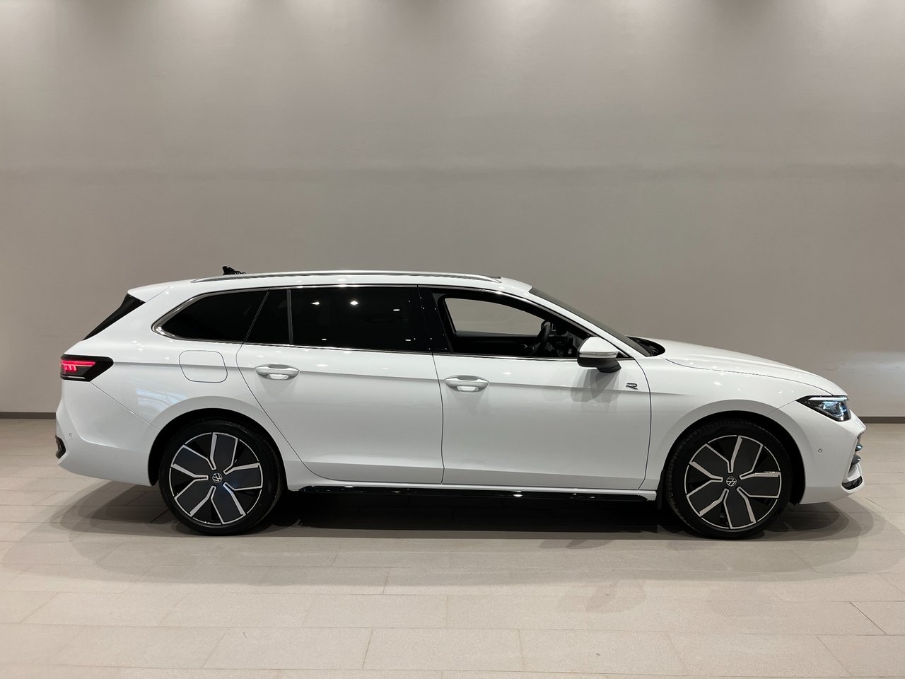 Volkswagen Passat R line eHybrid 272 hk 2027, bild 4/10