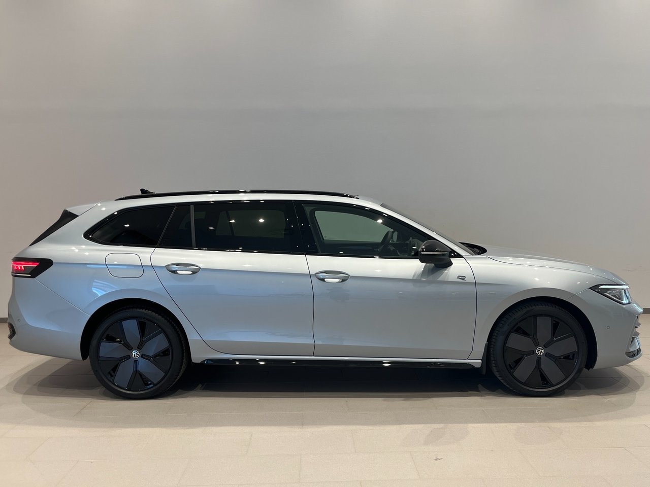 Volkswagen Passat R line eHybrid 272 hk 2027, bild 4/10