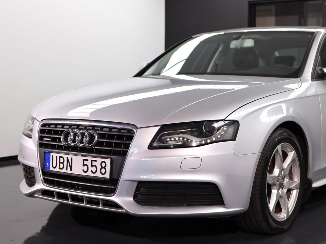 Audi A4 Sedan 2.0 TDI DPF quattro 2011, bild 2/10