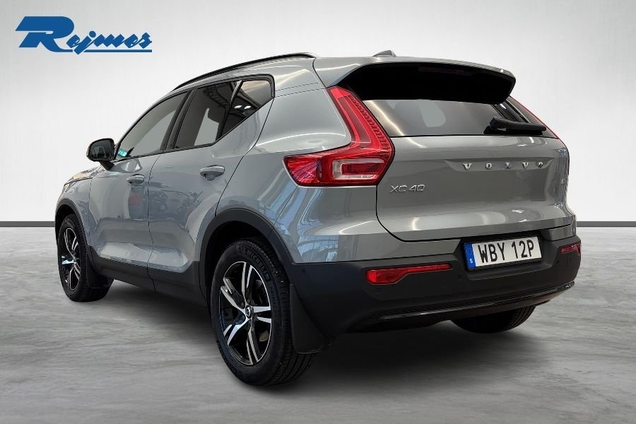 Volvo XC40 B3 FWD Bensin Plus Dark 2025, photo 3/10