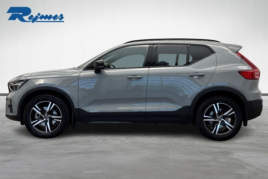 Volvo XC40 B3 FWD Bensin Plus Dark 2025, photo 2/10