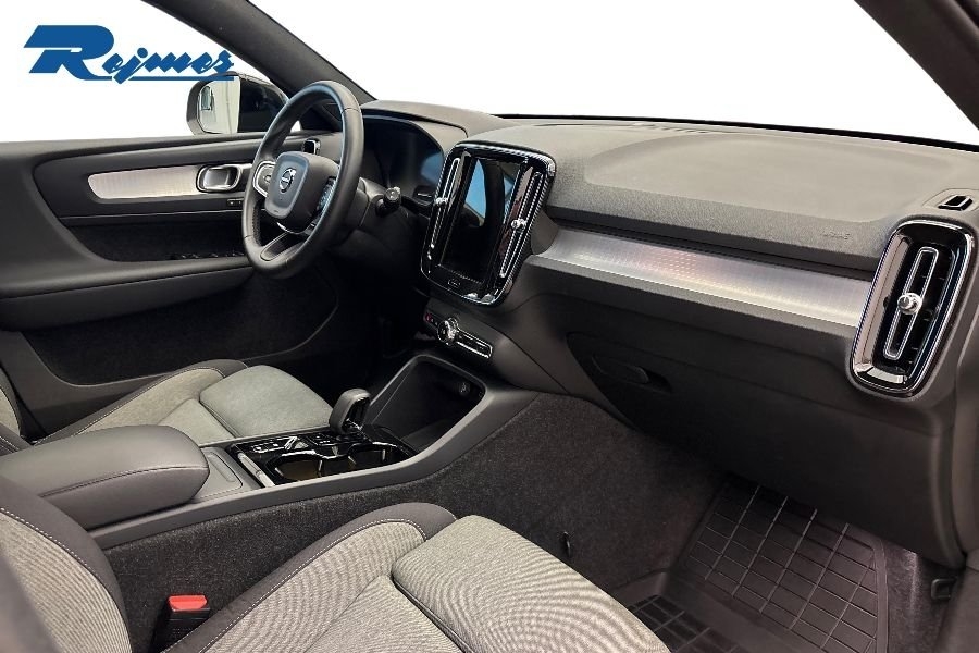 Volvo XC40 B3 FWD Bensin Plus Dark 2025, photo 6/10