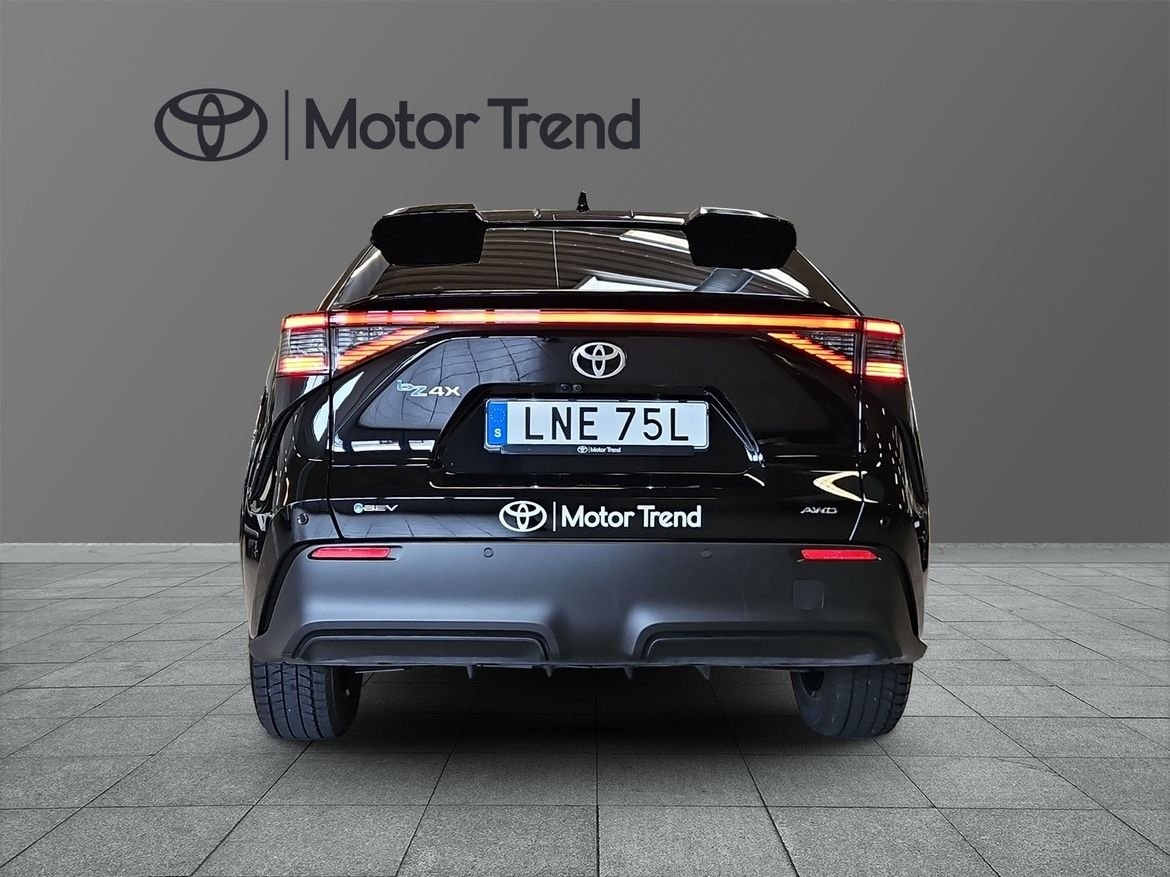 Toyota bZ4X Executive 73.1 kWh AWD 343hk 2025, bild 5/10