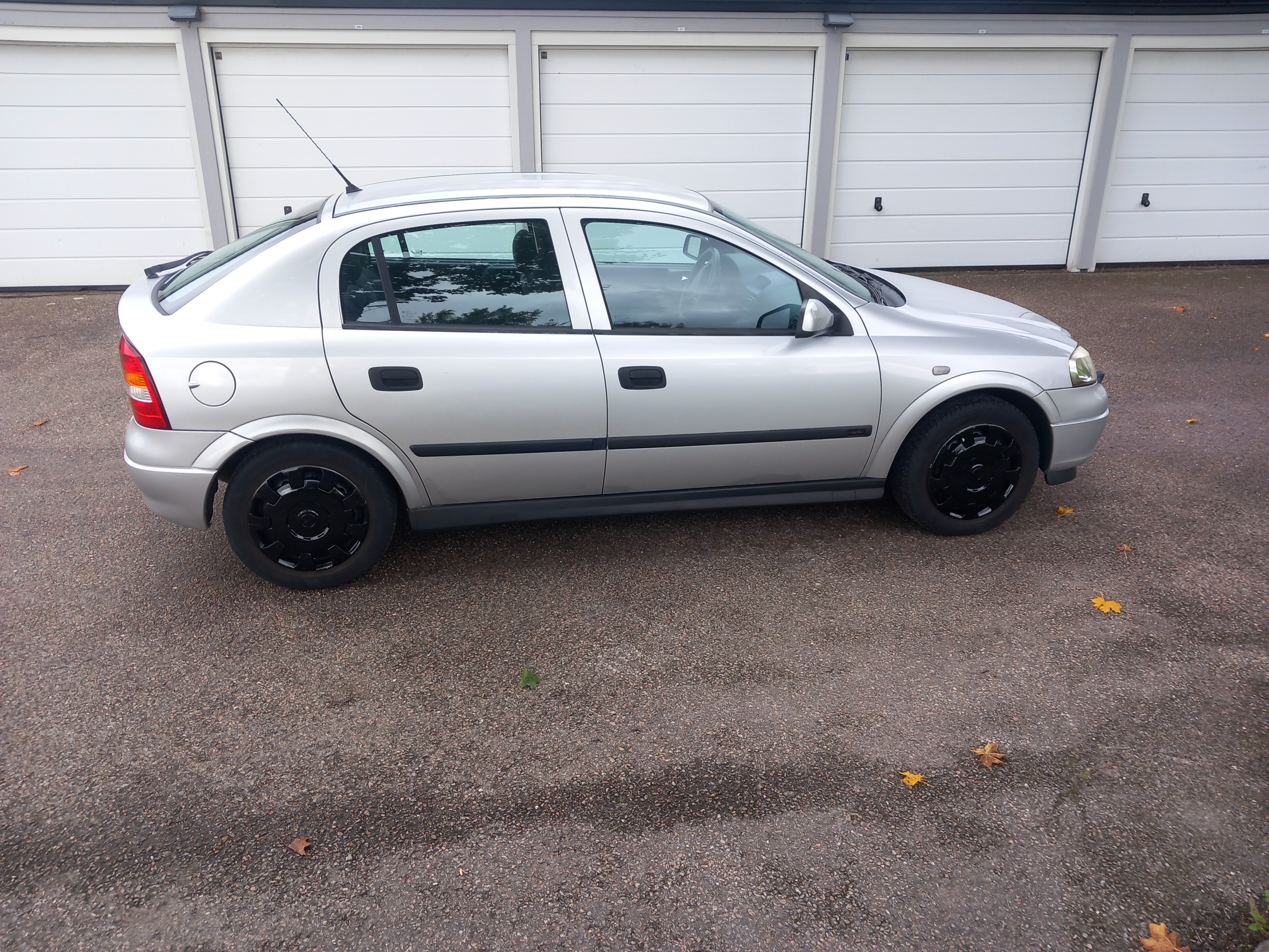 Opel Astra 5-dörrar 1.6 Manuell 2002, bild 2/4