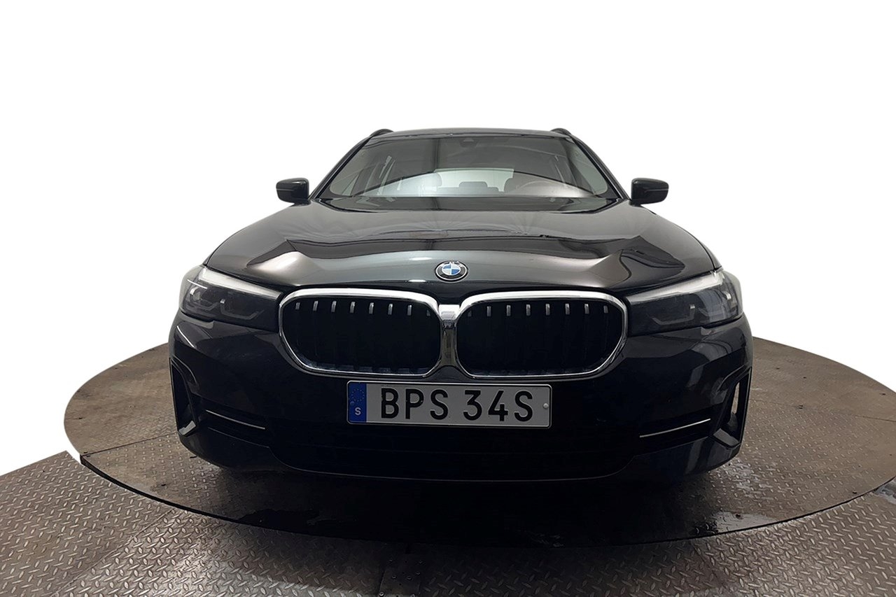 BMW 520 d xDrive Touring Drag 2022, photo 3/37