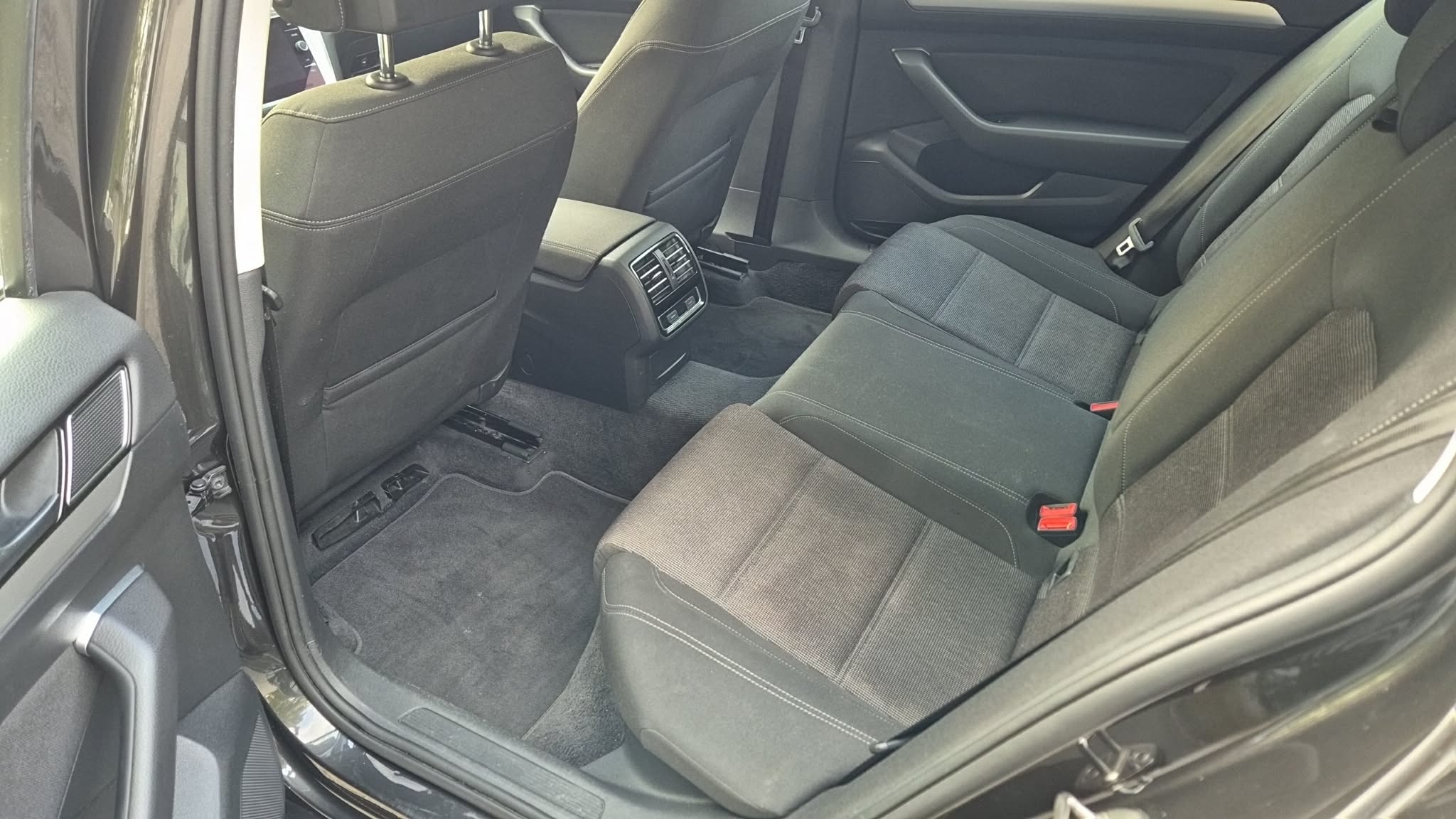 Volkswagen Passat 2019, bild 5/6