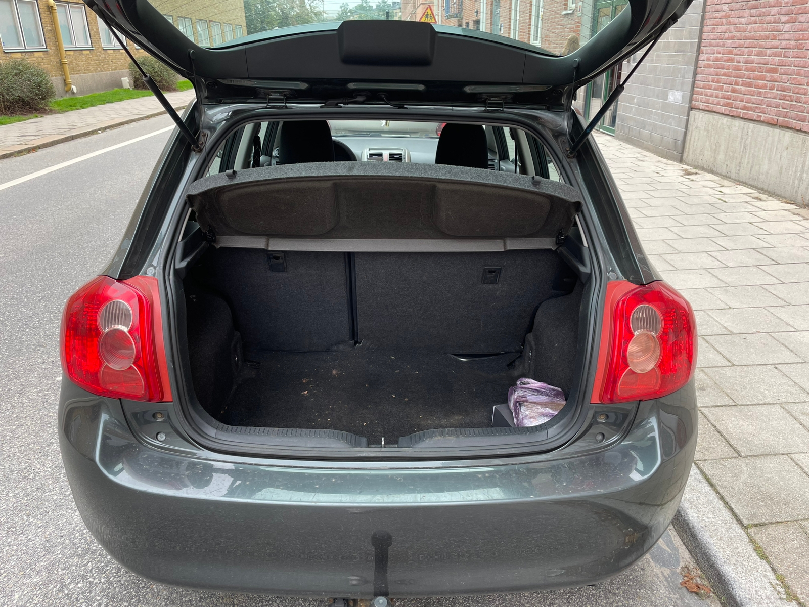 Toyota Auris 5-dörrar 2.0 D-4D Manuell 2007, photo 2/4