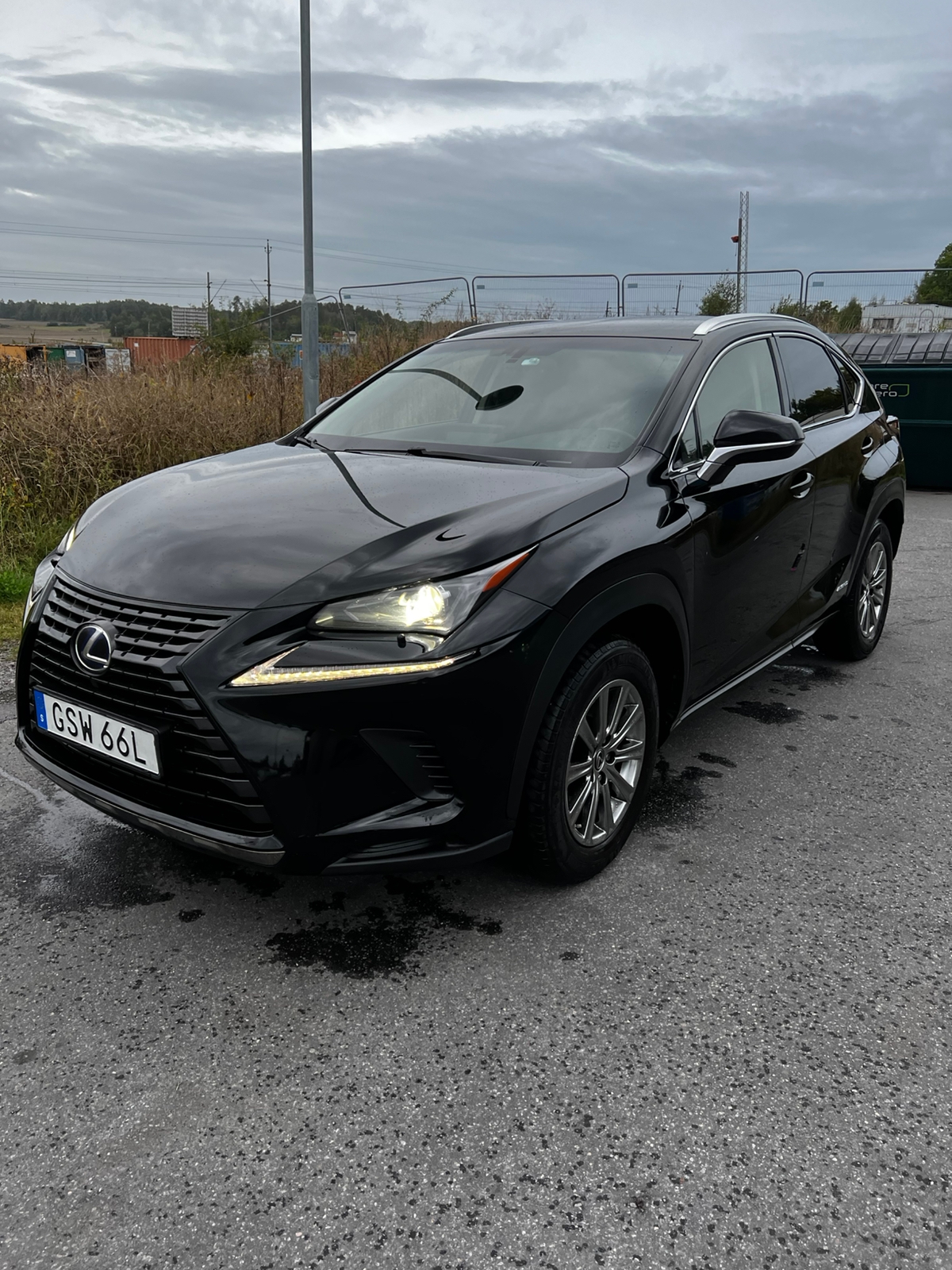 Lexus NX 300h 2.5 E-CVT 2019, bild 2/10