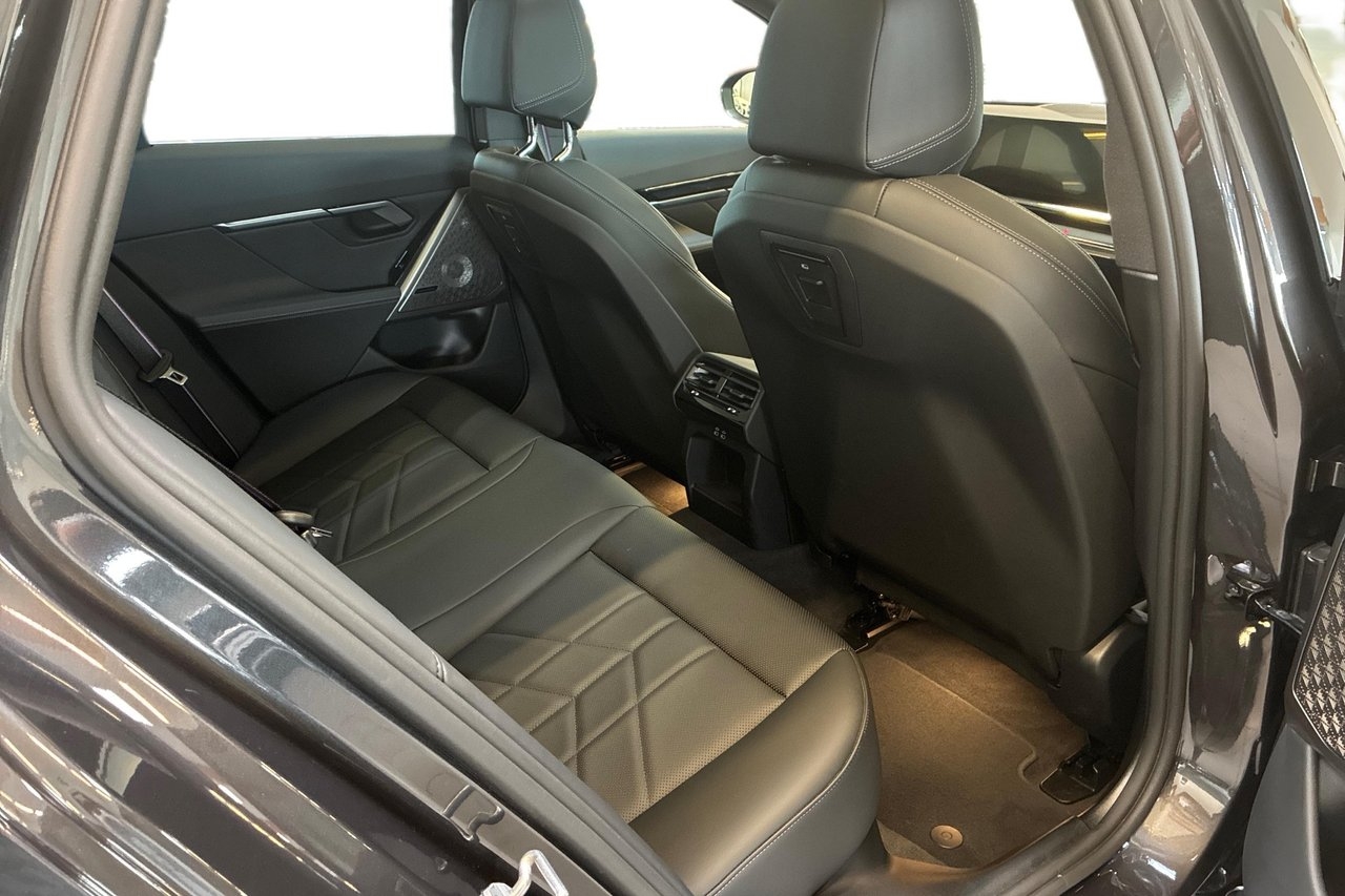 BMW 550 e xDrive M Sport PRO B&W 2026, bild 7/10