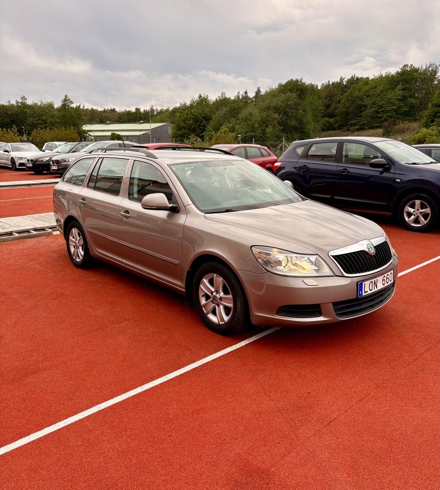 Skoda Octavia Kombi 1.4 TSI Dragkrok 2011, bild 2/10