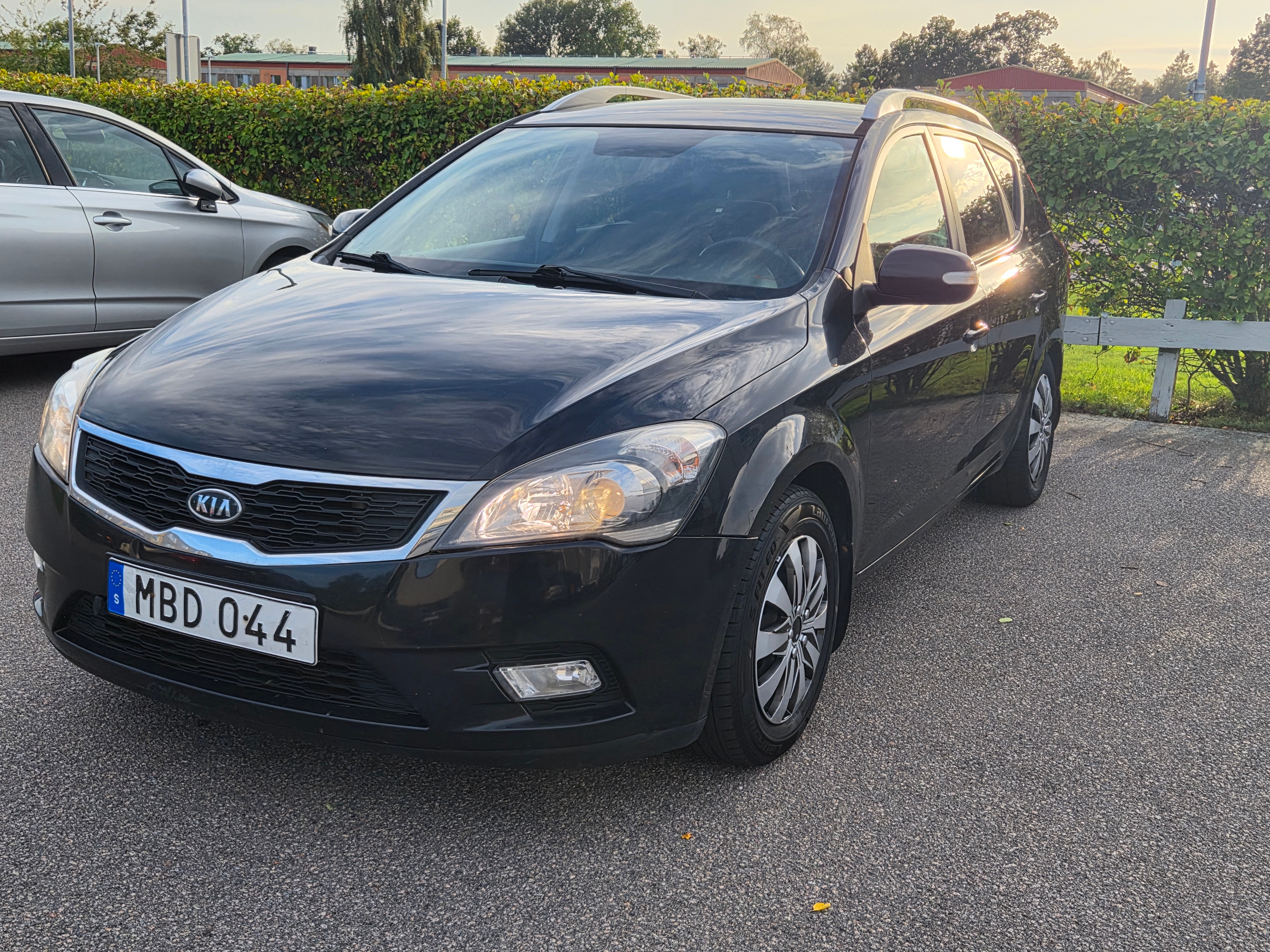 Kia Ceed _sw 1.6 CRDi Manuell 2011, bild 2/6