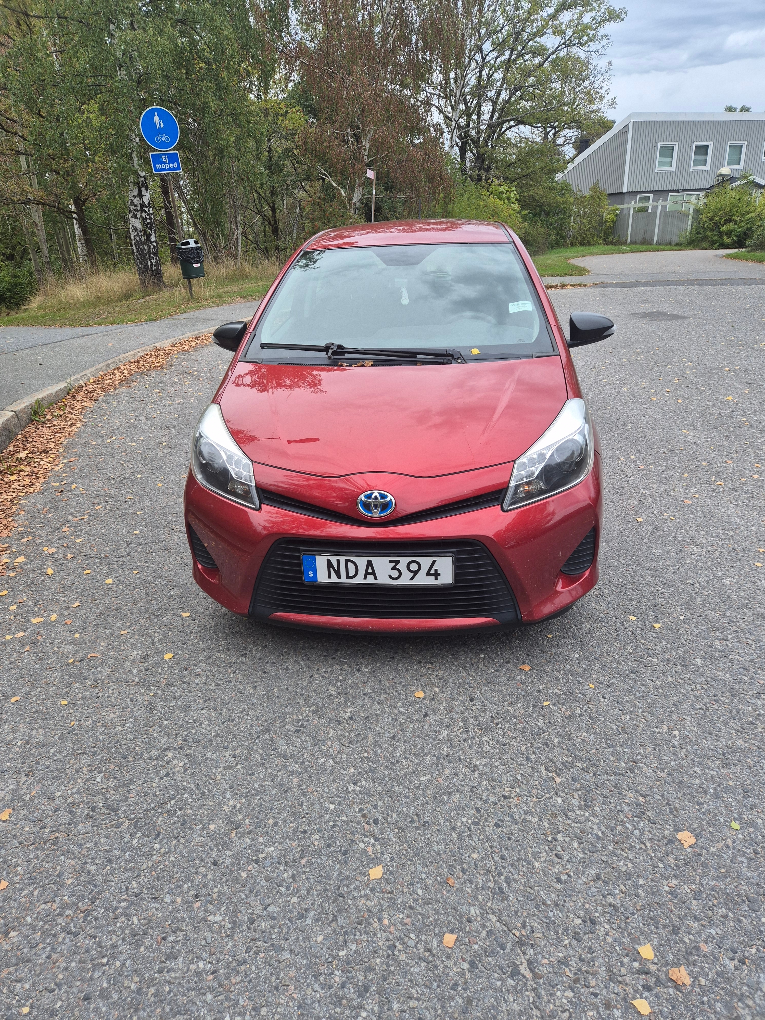 Toyota Yaris Hybrid 1.5 VVT-i CVT 2013, bild 3/6