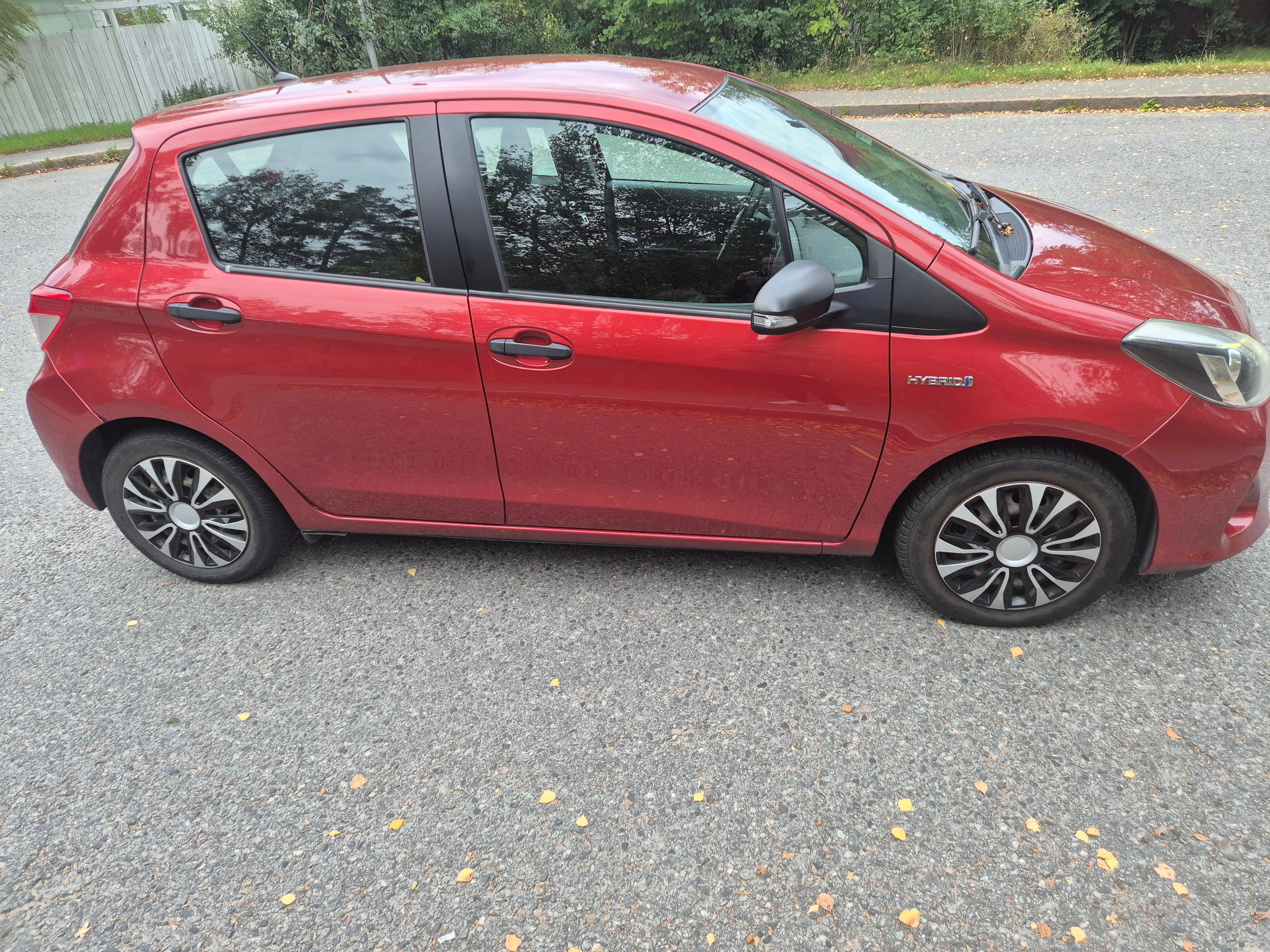 Toyota Yaris Hybrid 1.5 VVT-i CVT 2013, bild 2/6