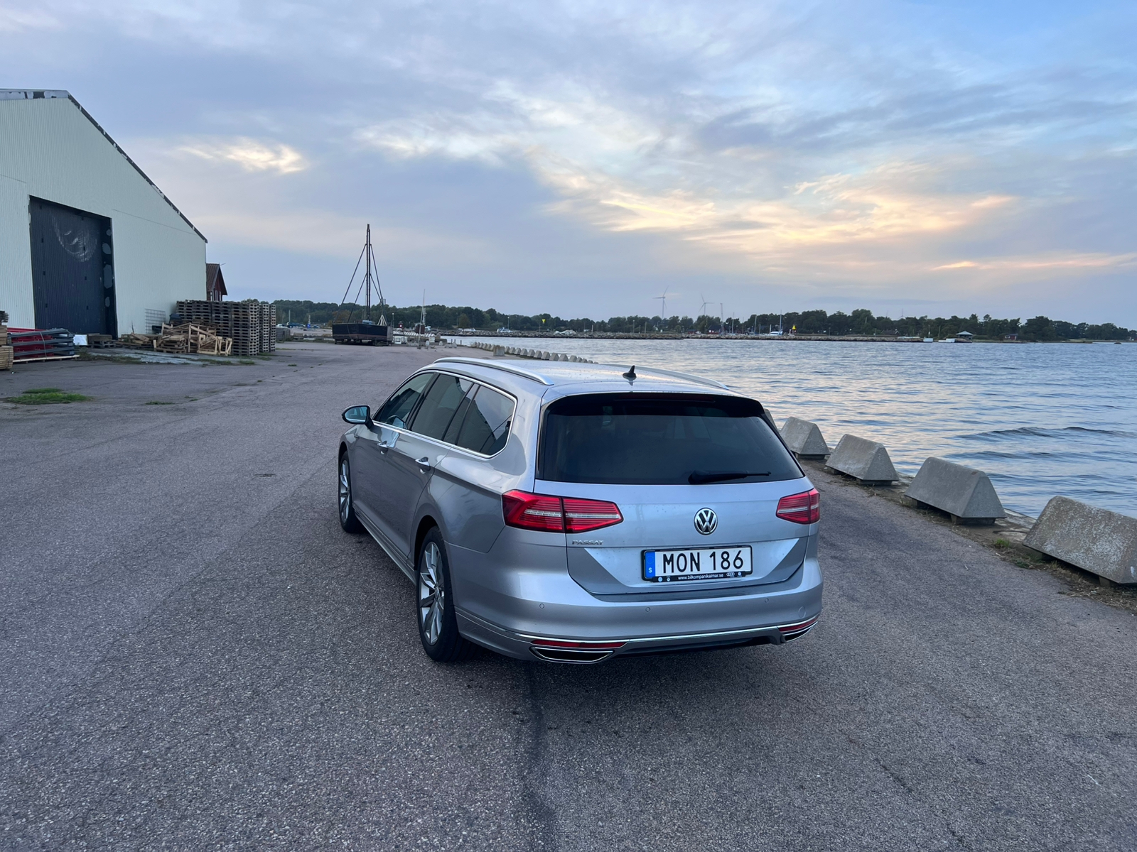 Volkswagen Passat R-paket 2018, bild 2/5