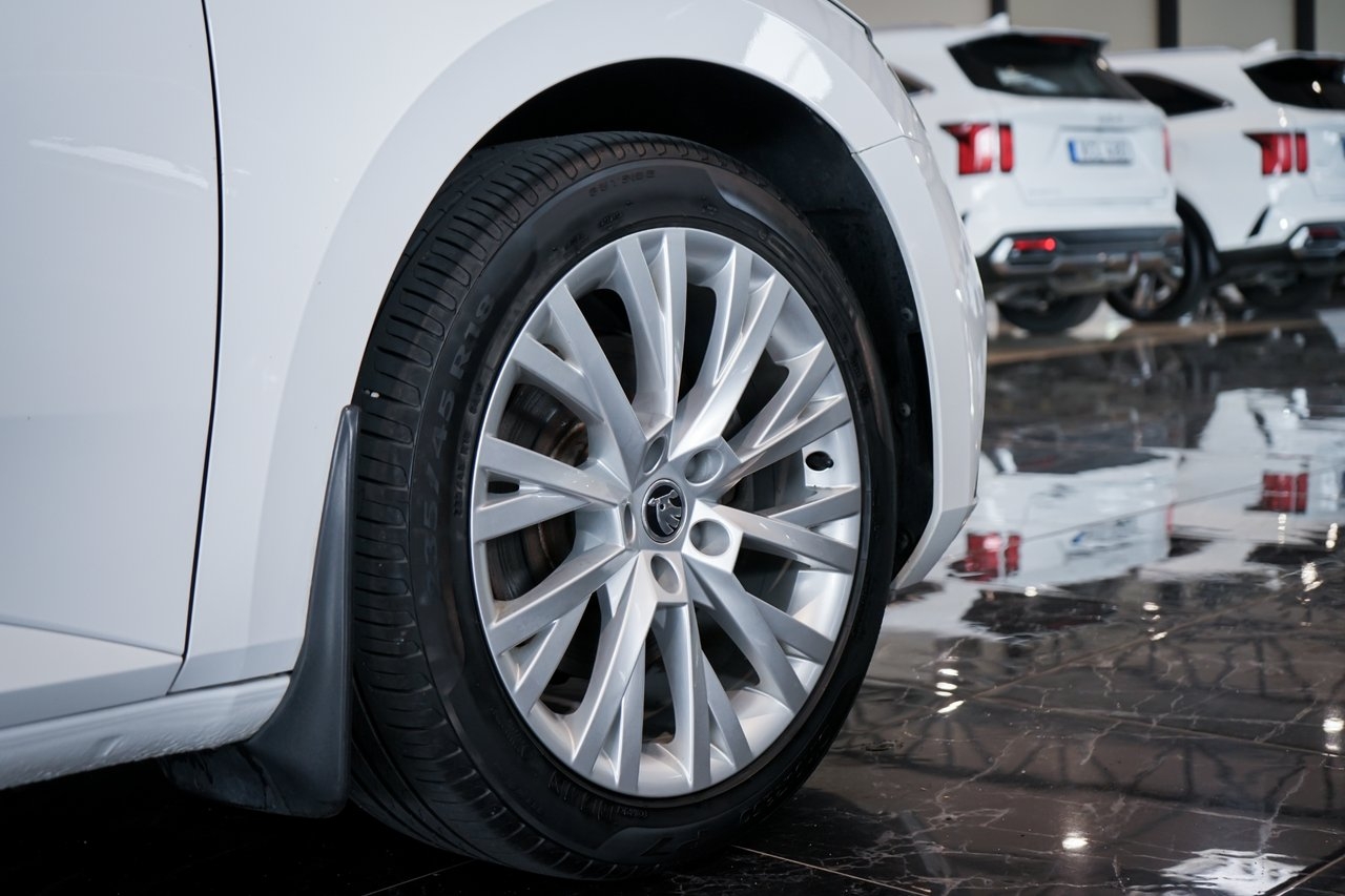 Skoda Superb 2021, bild 5/10