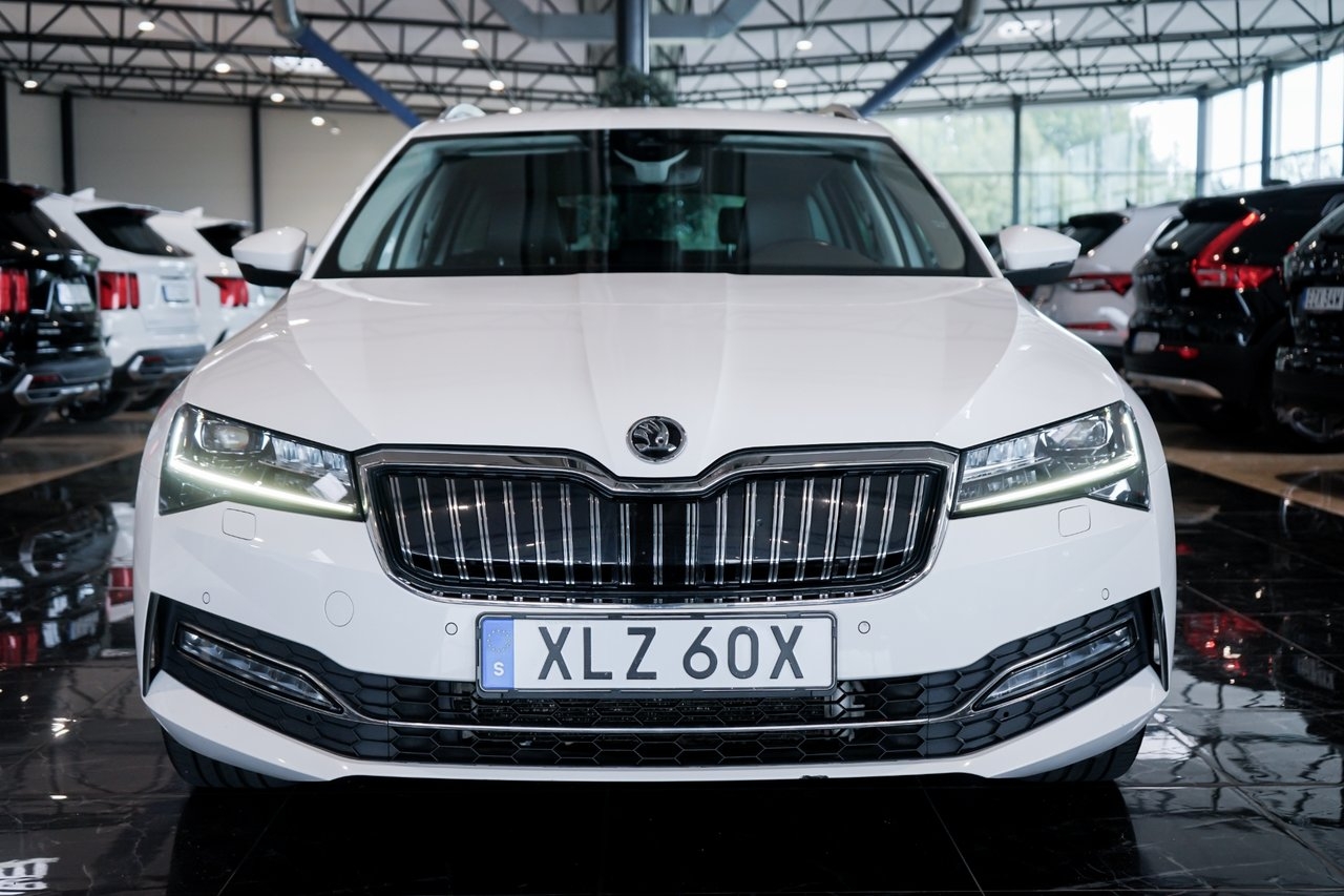 Skoda Superb 2021, bild 2/10