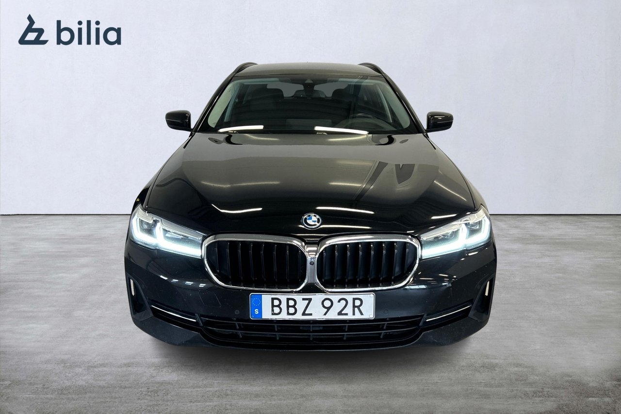 BMW 530 e Touring Innovation 2023, photo 2/10