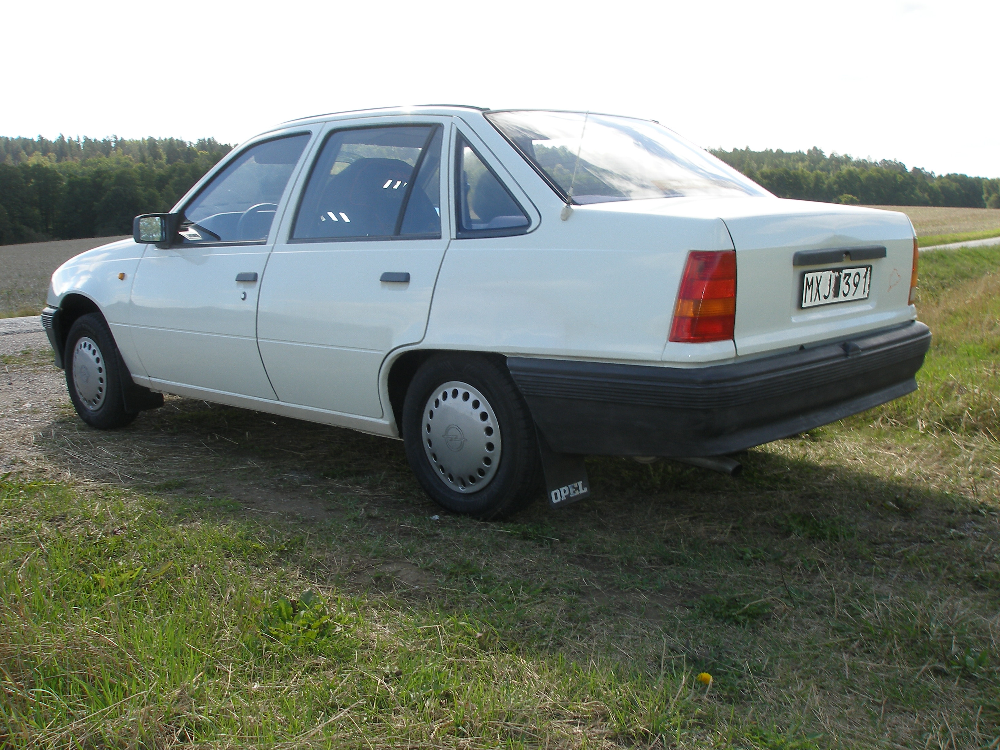 Opel Kadett 4-dörrars Sedan 1.3 Manuell 1986, bild 3/10