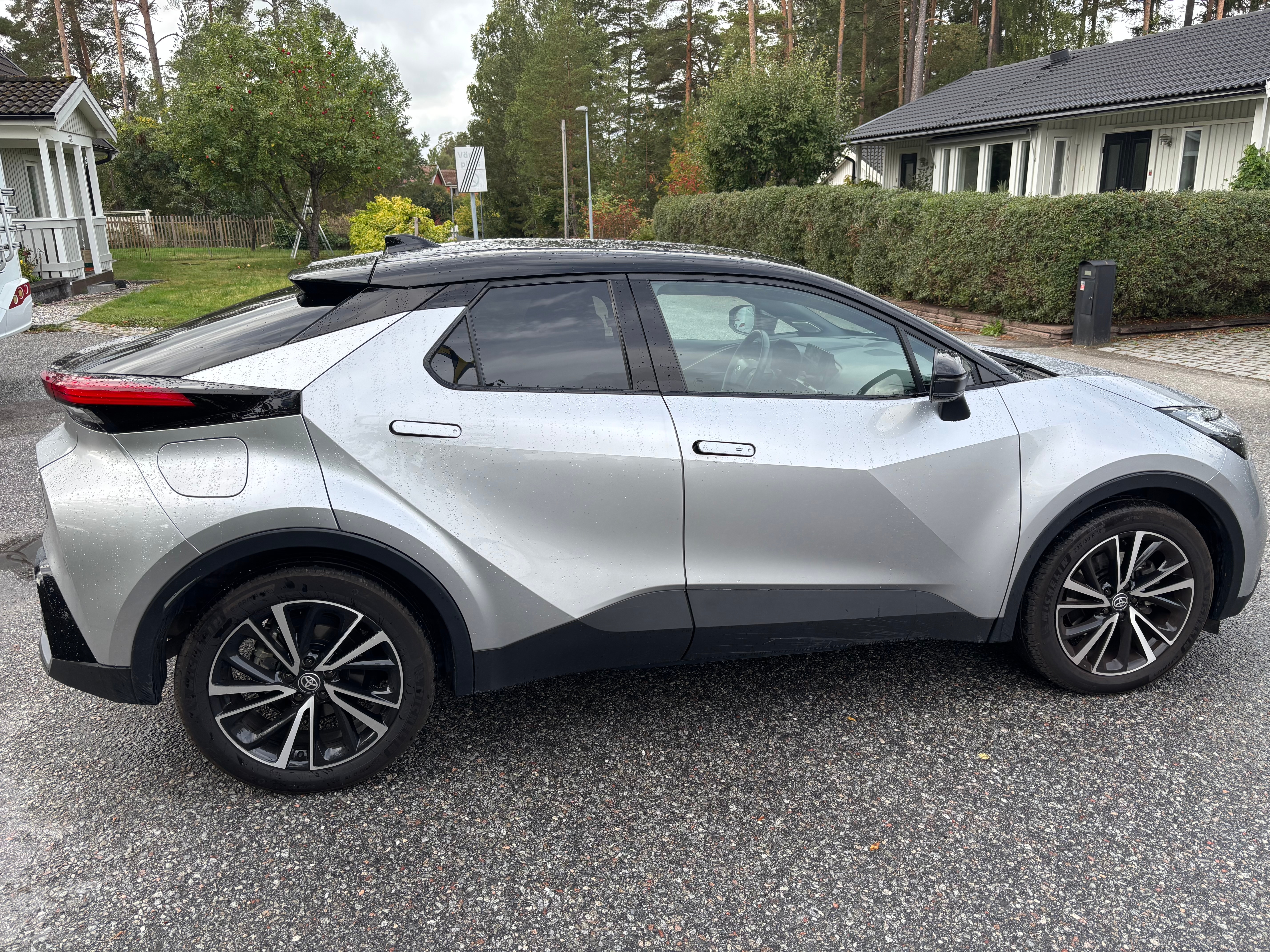 Toyota C-HR PHEV e-CVT 2025, bild 3/10