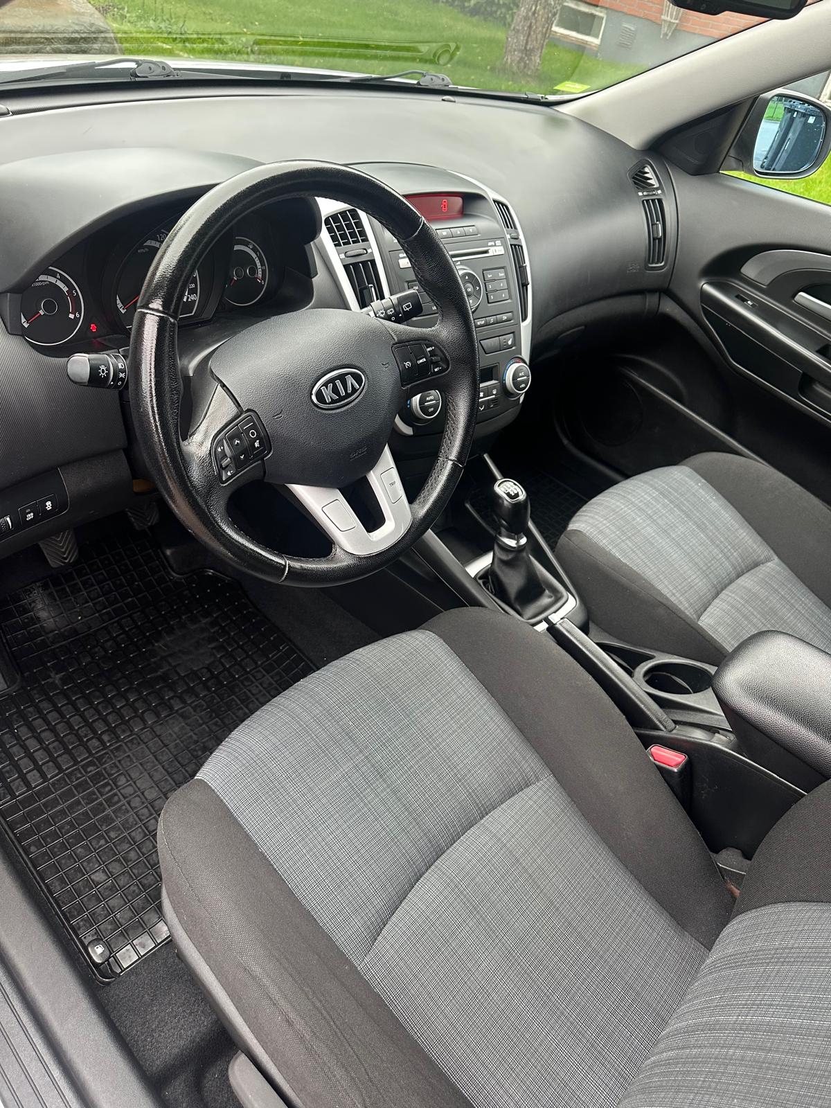Kia Ceed _sw 1.6 CRDi Manuell 2010, bild 5/6