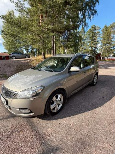 Kia Ceed _sw 1.6 CRDi Manuell 2010, bild 2/10