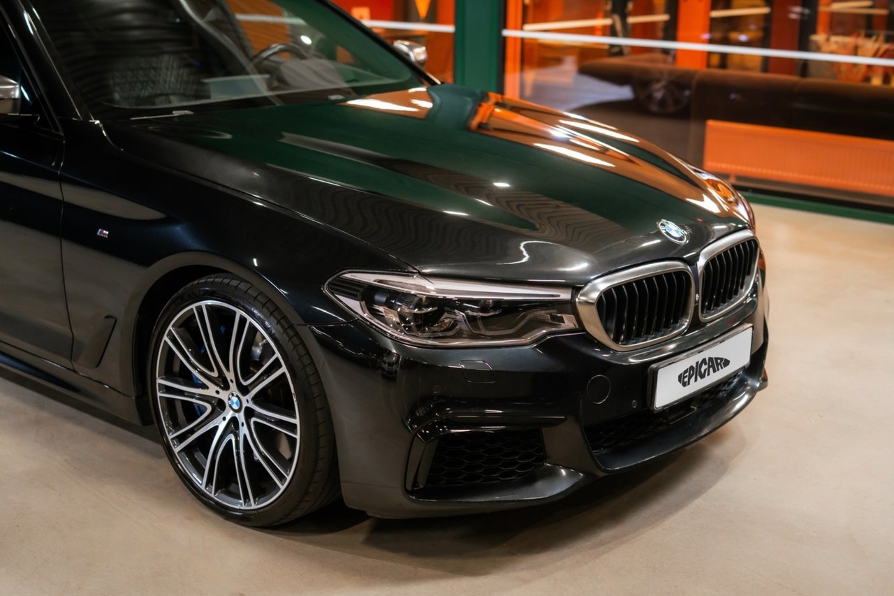 BMW M550i xDrive Sedan / B&W 2018, bild 2/31